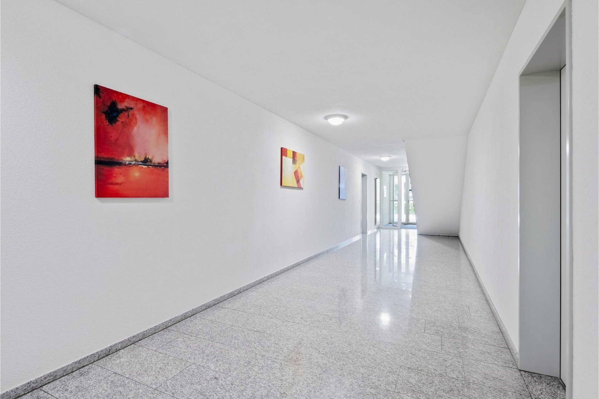 Heller Flur mit Kunstwerken