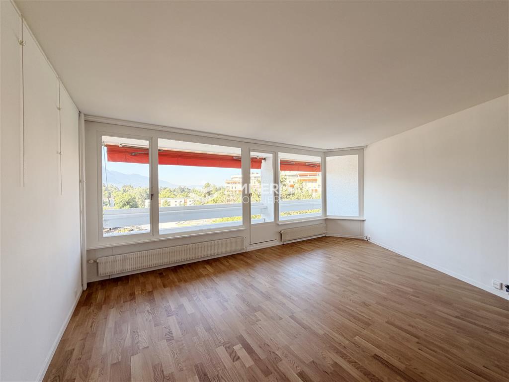 Heller leerer Wohnraum mit Balkonblick