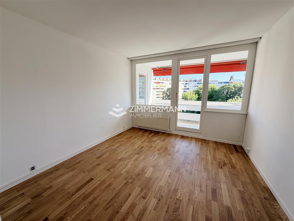 Helles, leeres Zimmer mit Balkon- bzw. Fensterfront