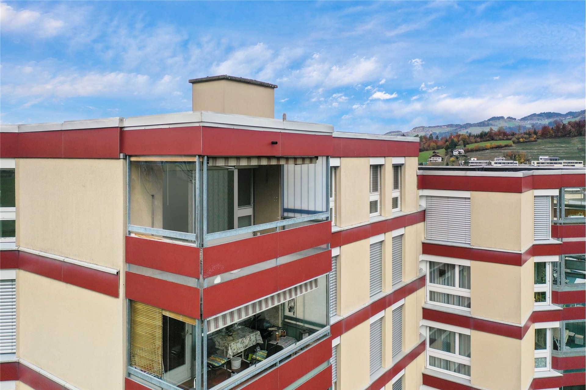 Mehrstöckiges Wohngebäude mit Balkon und Bergblick
