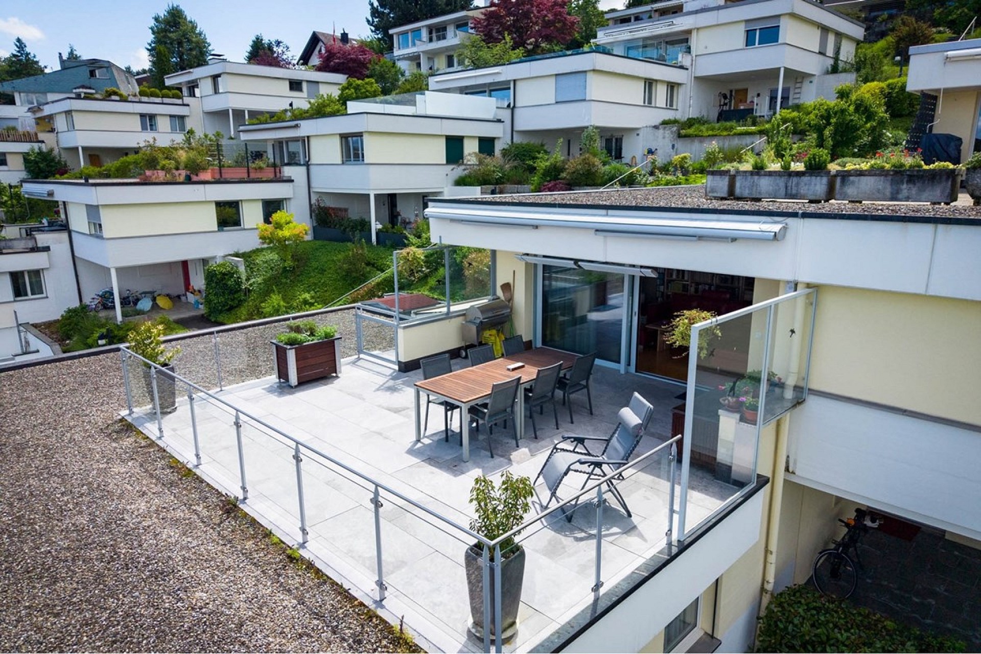 Moderne Dachterrasse in einer Wohnsiedlung