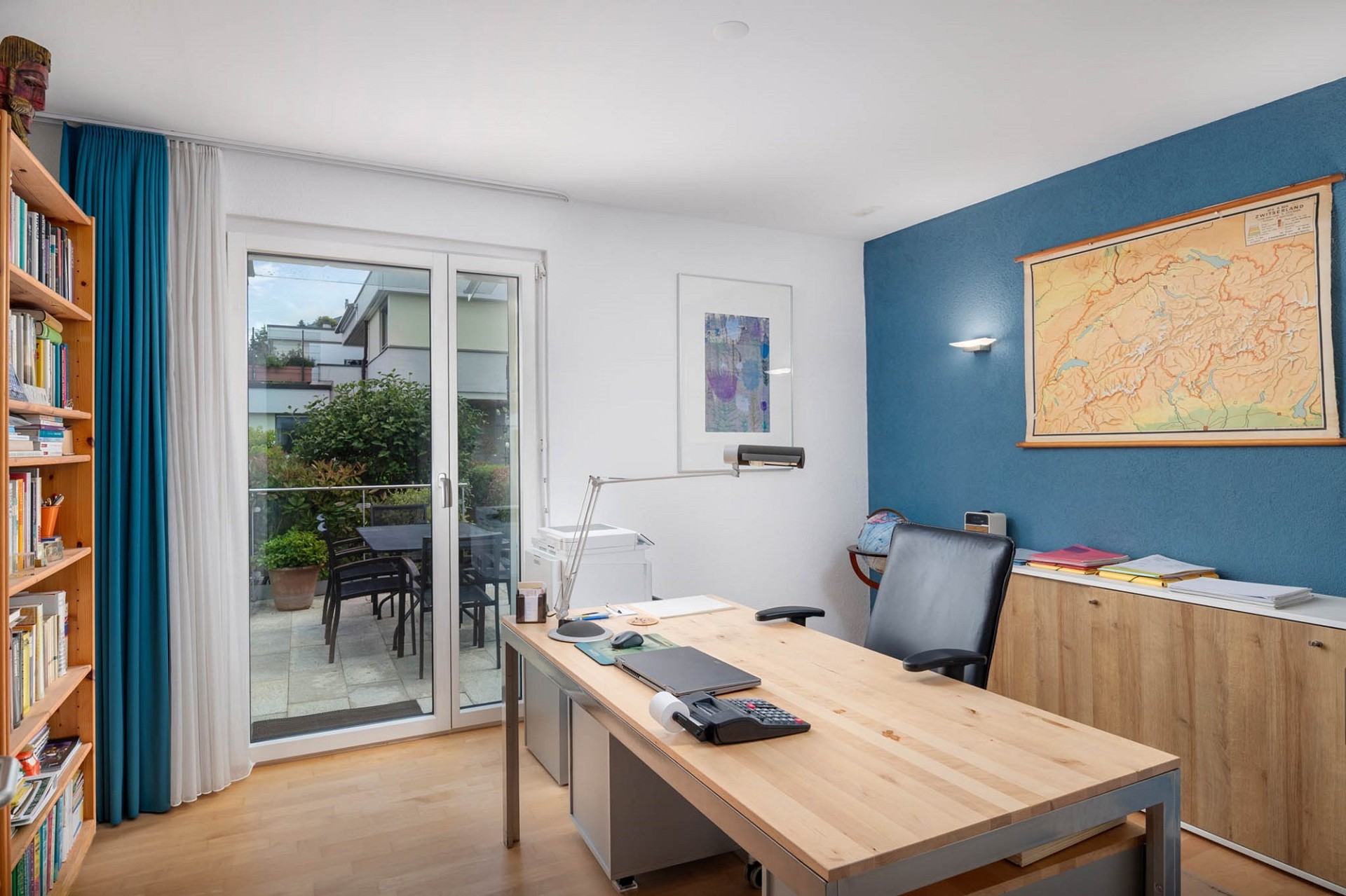 Helles Arbeitszimmer mit Balkonzugang
