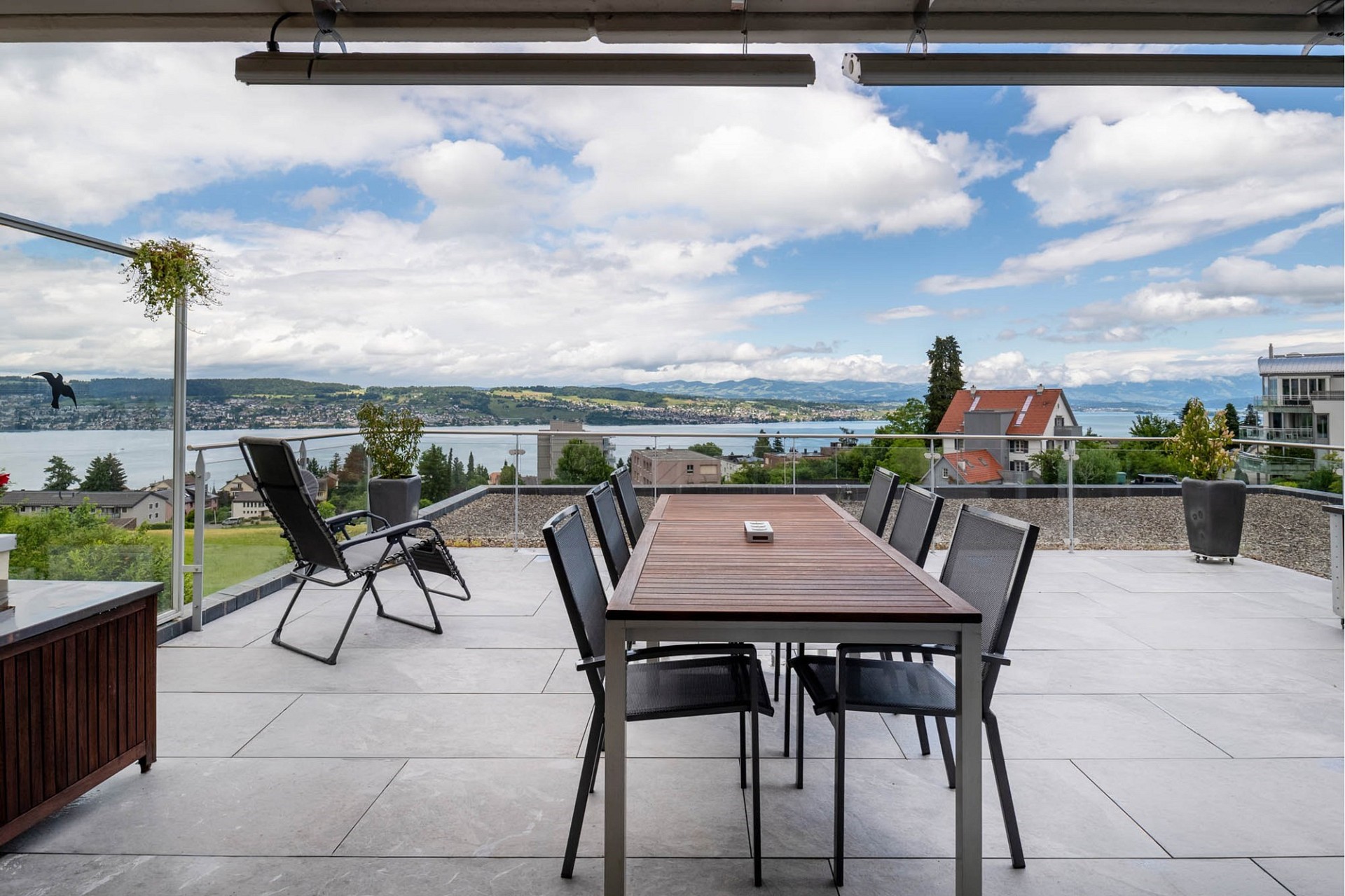 Große Terrasse mit Seeblick