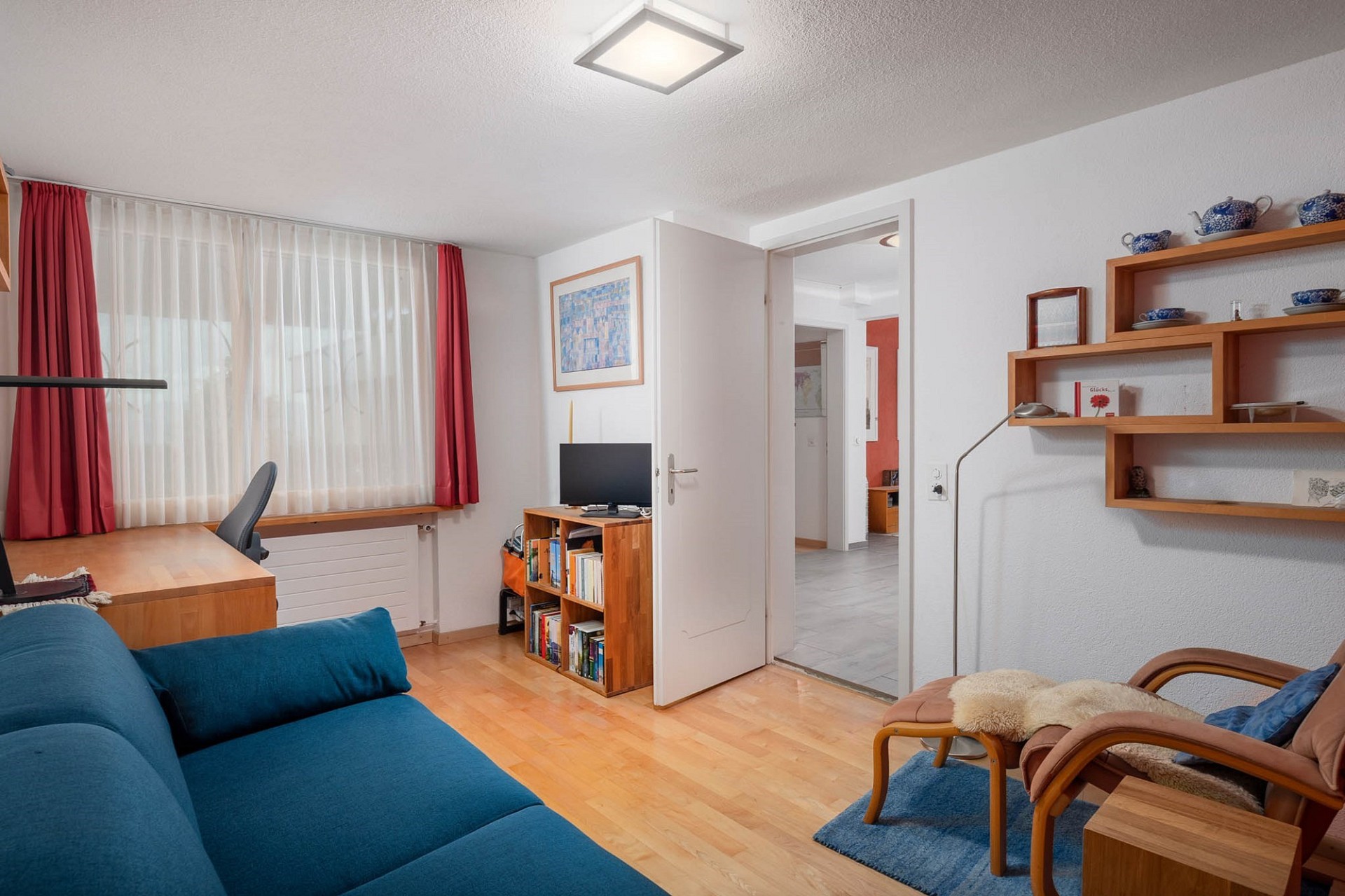 Gemütliches Wohnzimmer mit Arbeitsbereich