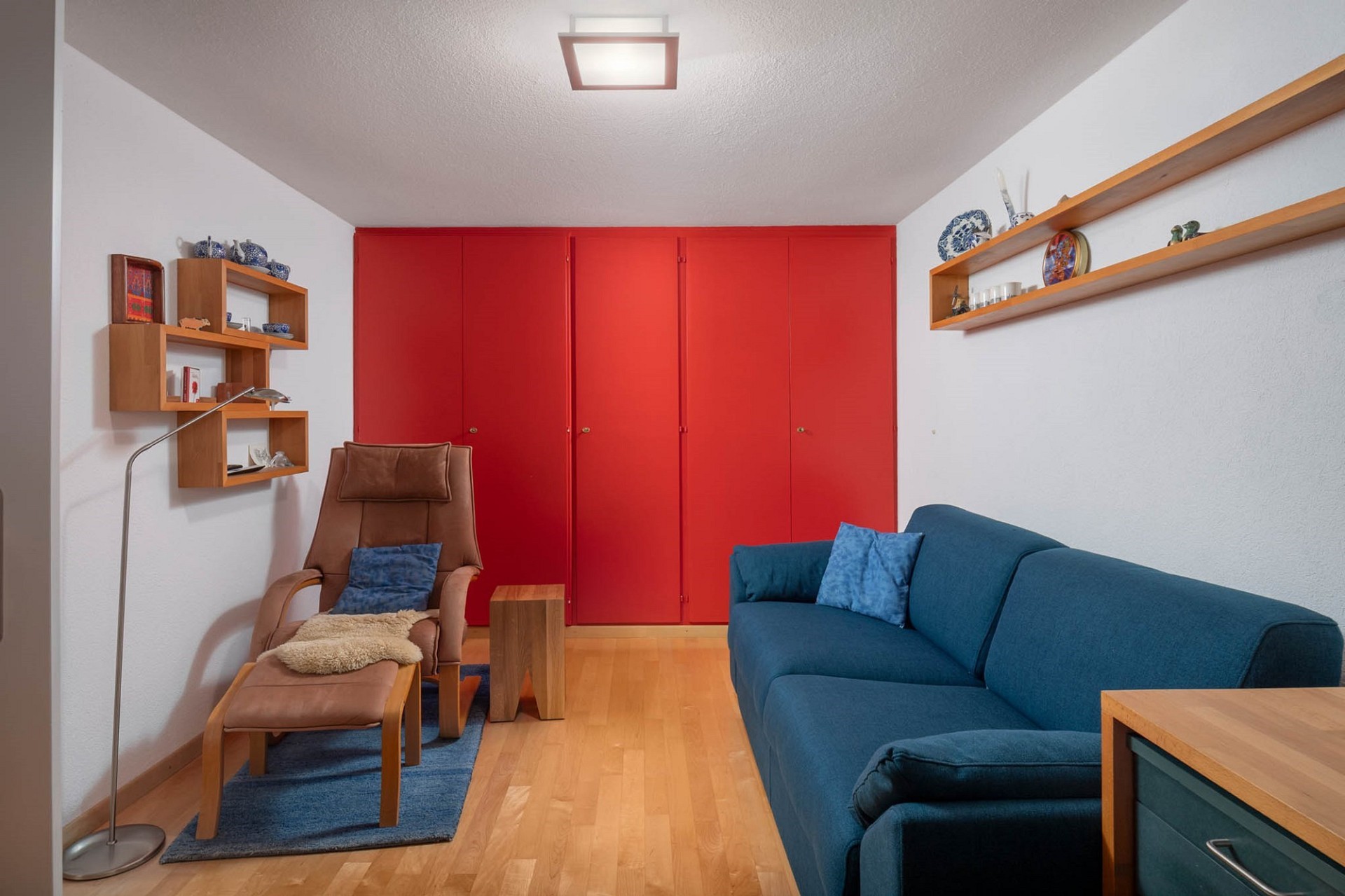 Wohnzimmer mit roter Schrankwand