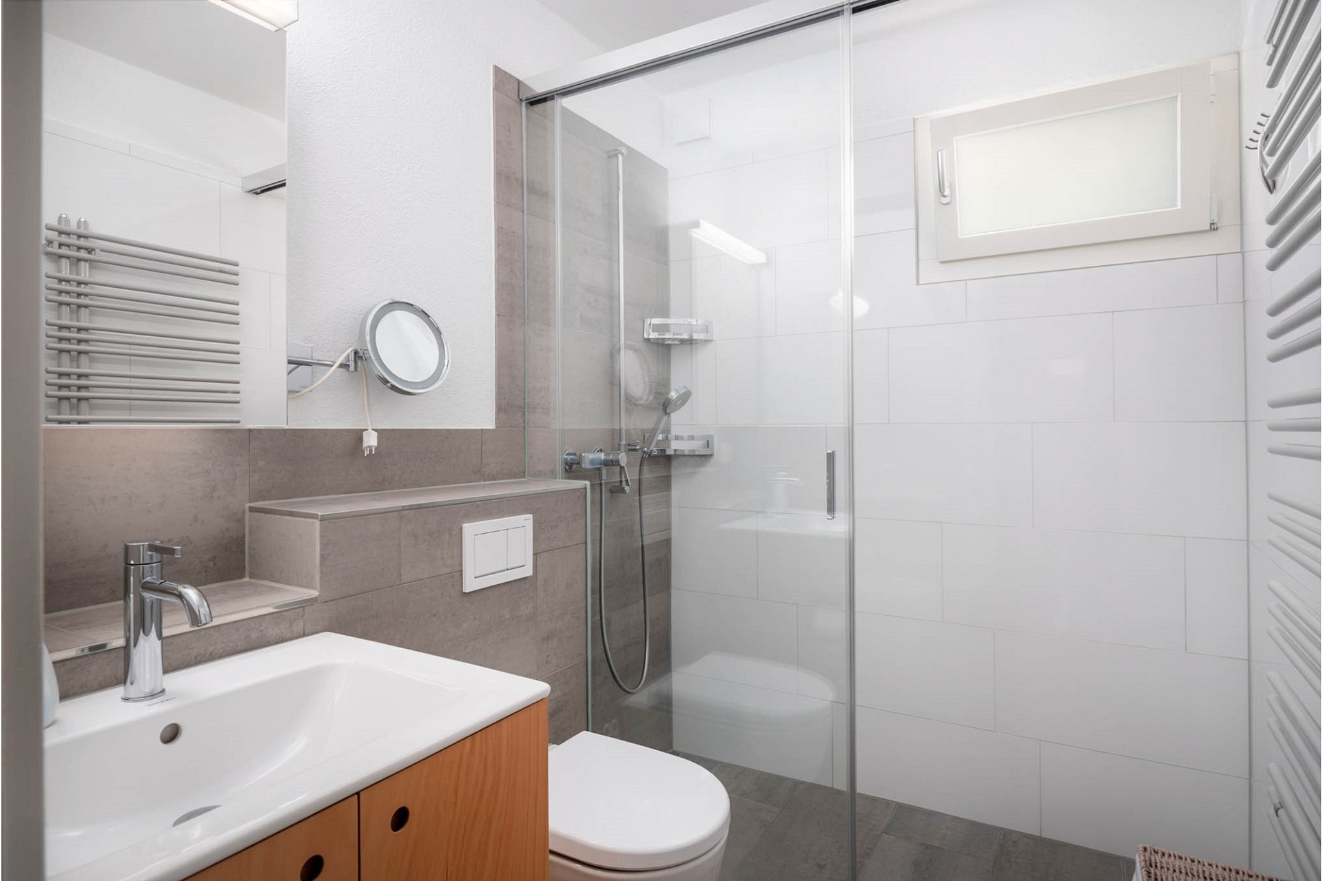 Modernes Badezimmer mit bodengleicher Dusche