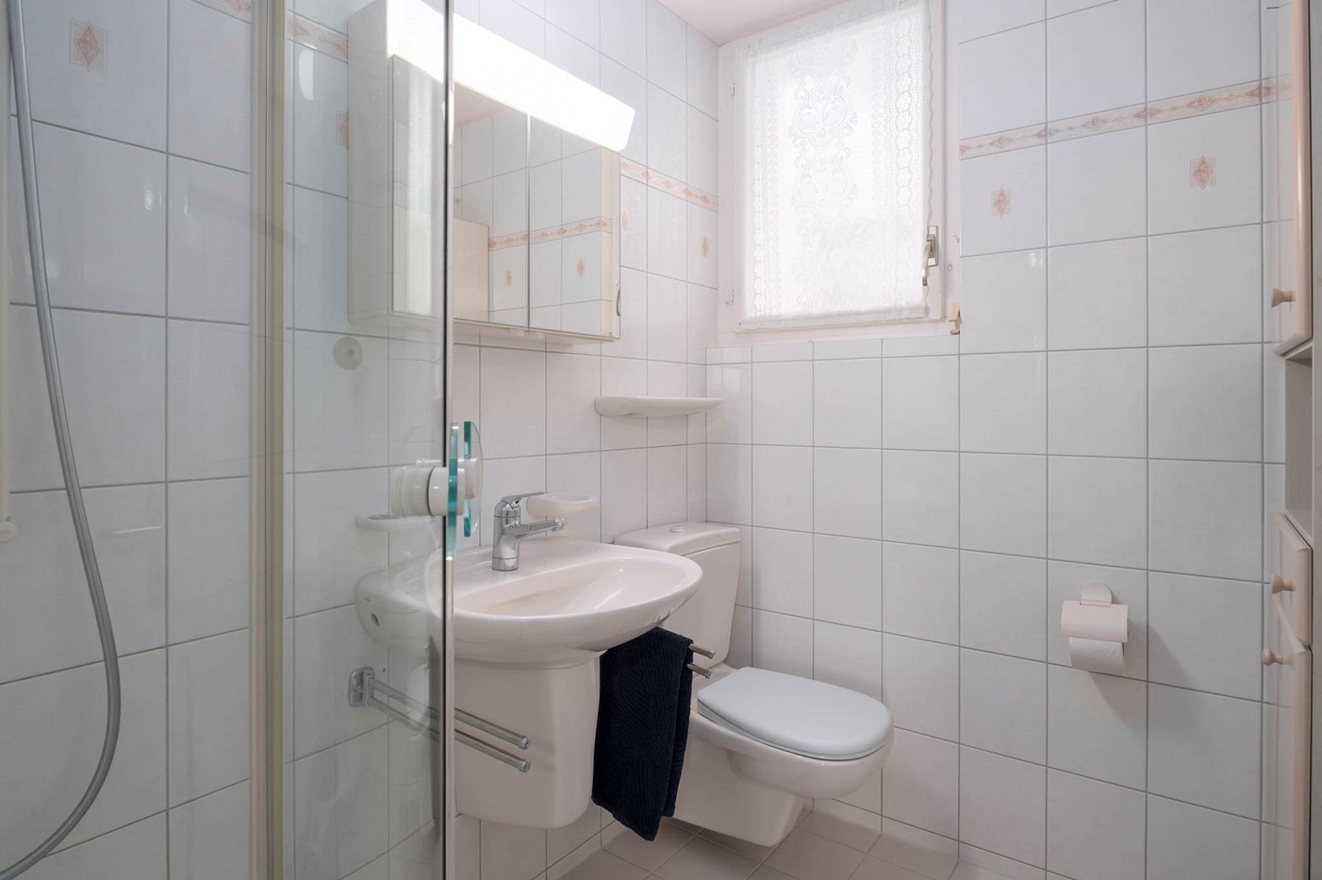 Kleines helles Bad mit Dusche und WC