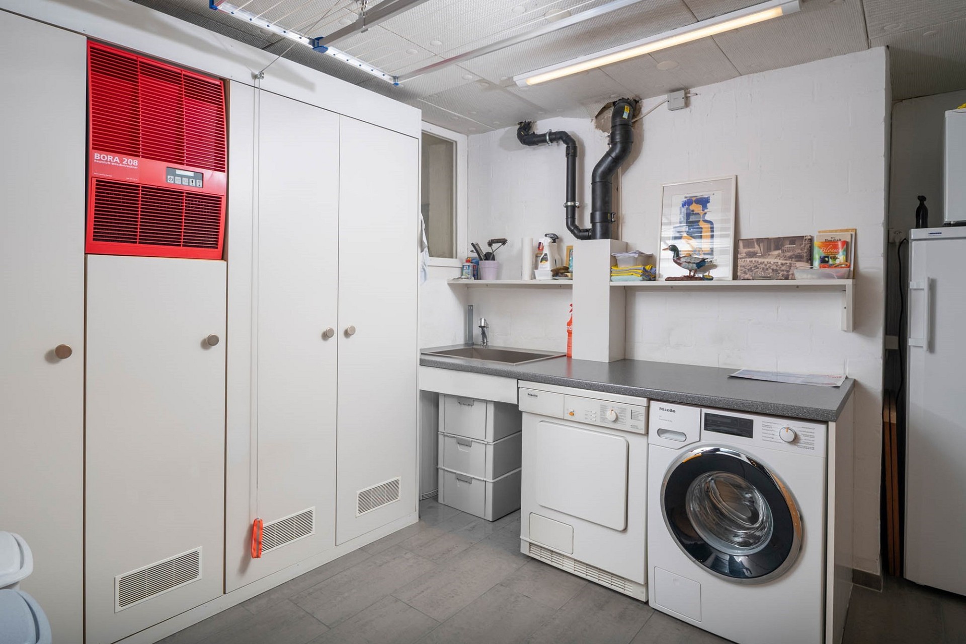 Hauswirtschaftsraum mit Waschmaschine und Trockner