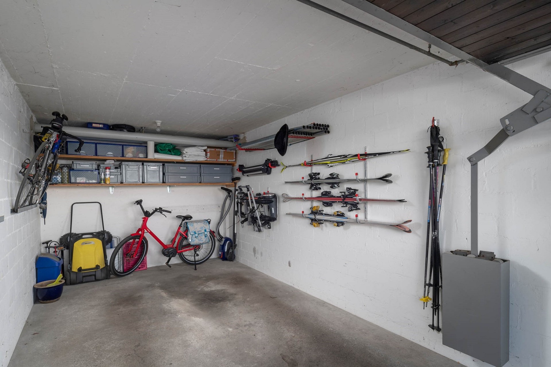 Aufgeräumte Garage mit Sportausrüstung