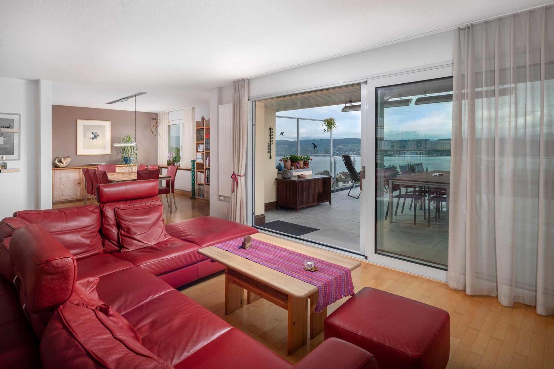 Wohnzimmer mit Terrasse und Seeblick