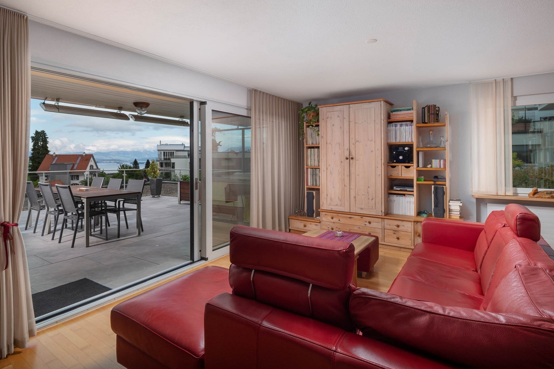Wohnzimmer mit großer Terrassentür und Seeblick