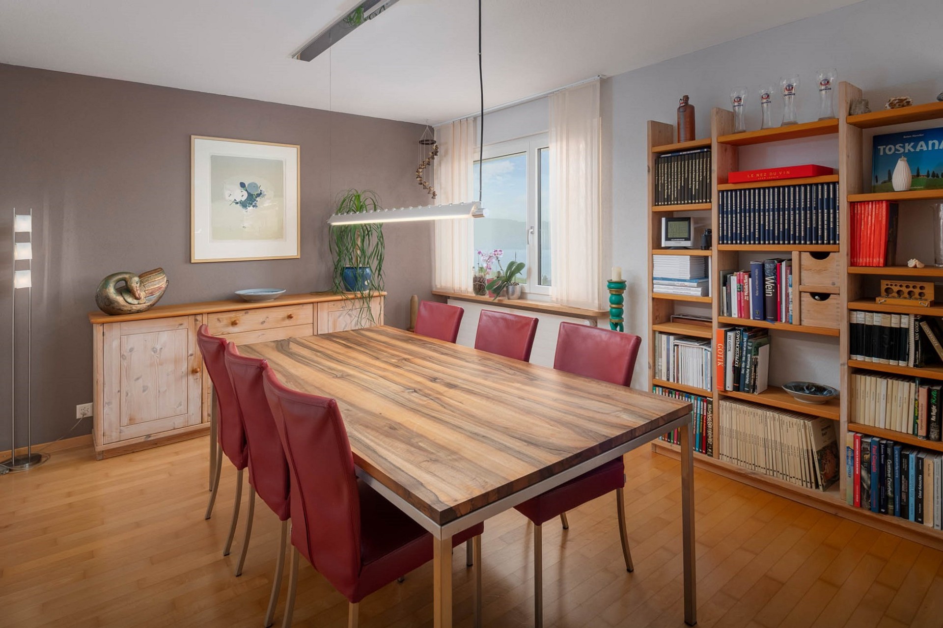 Esszimmer mit Holztisch und Bücherregalen