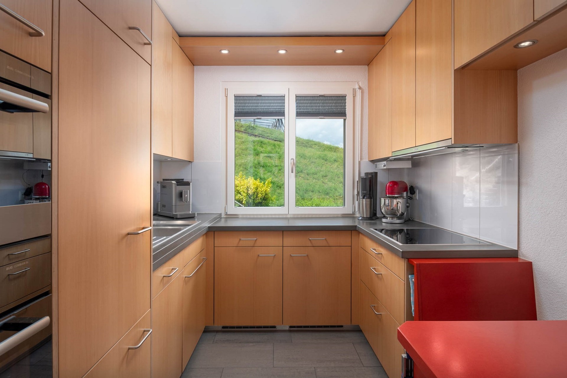 Moderne Einbauküche mit Fensterblick
