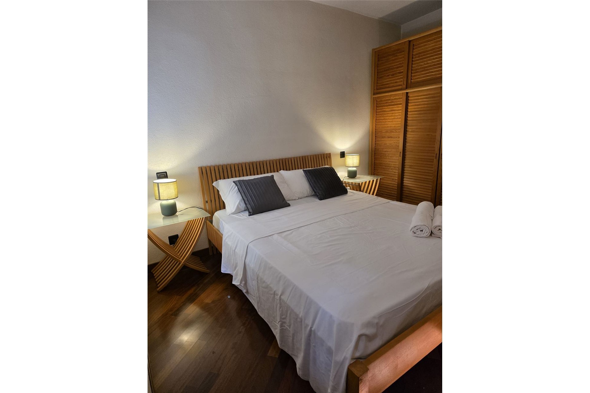 Gemütliches Schlafzimmer mit Doppelbett und Holzdetails