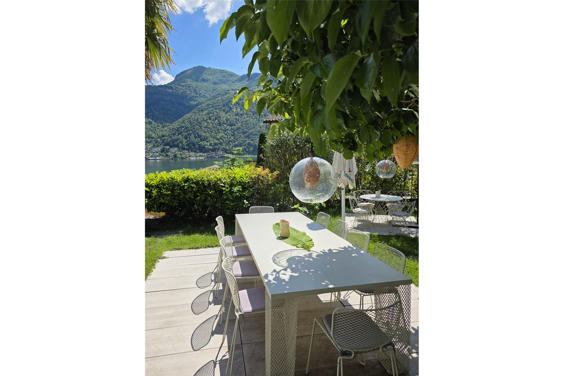 Terrasse mit Seeblick und Bergpanorama