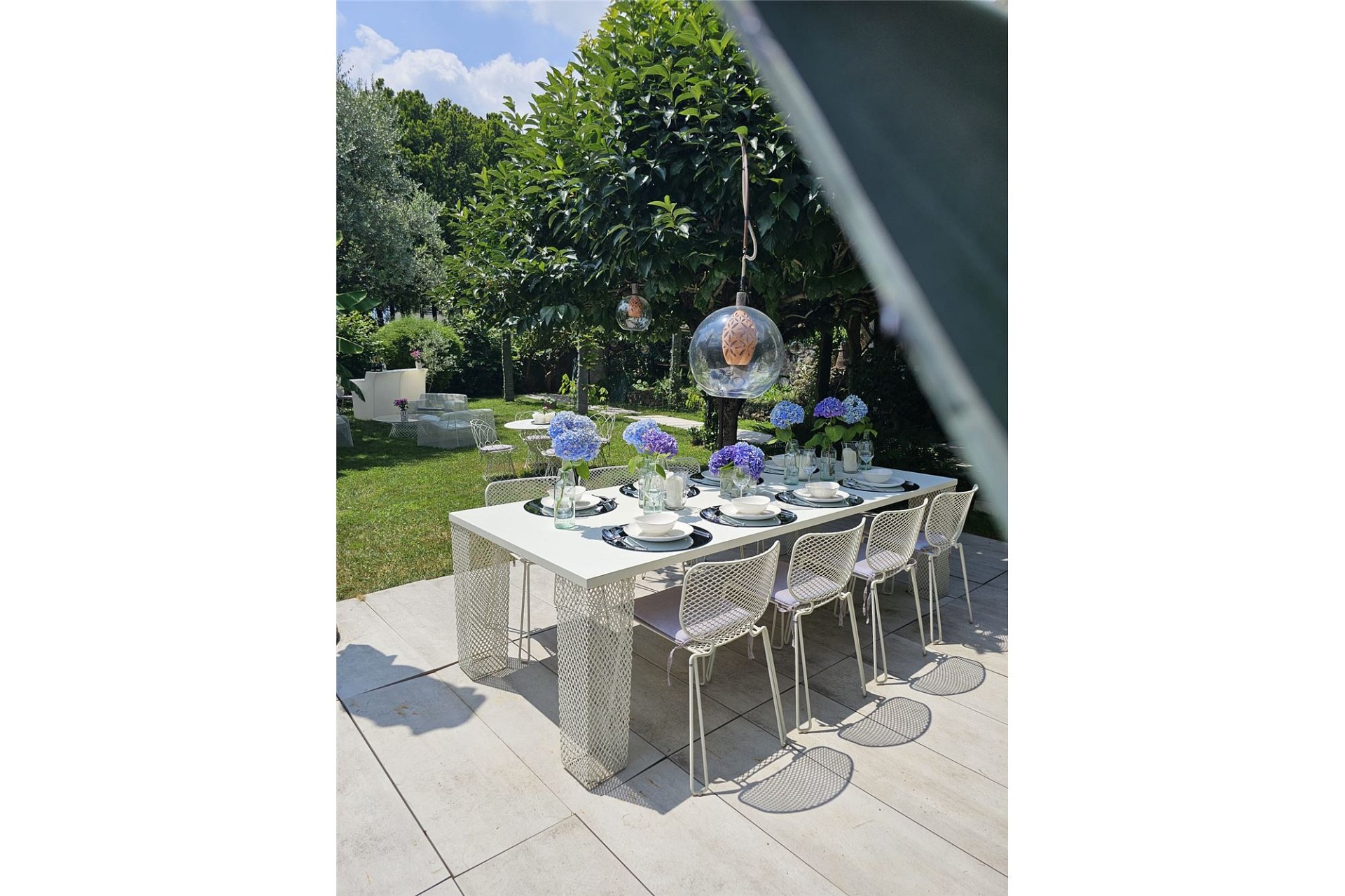 Eleganter Außenbereich mit gedecktem Esstisch im Garten