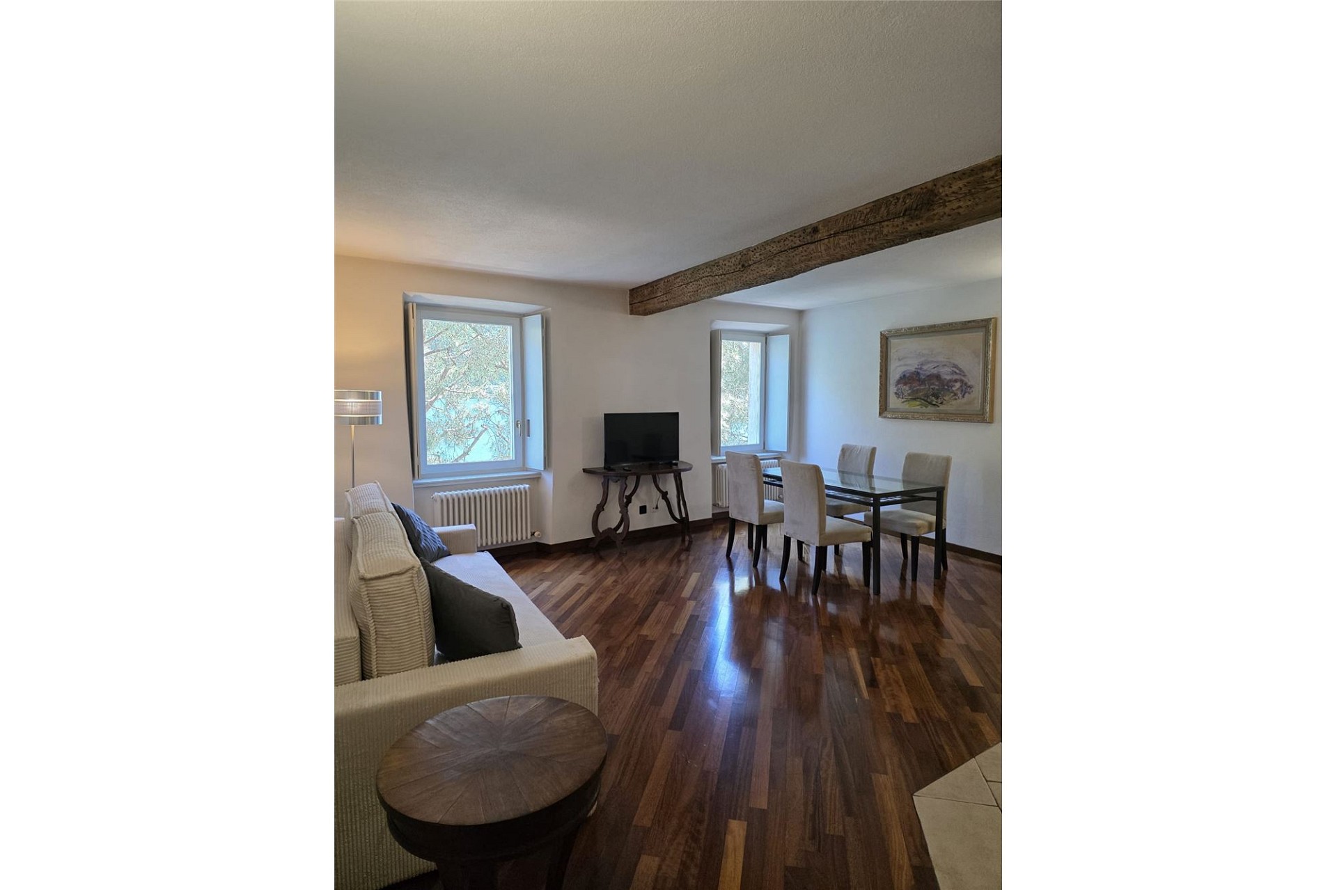Helles Wohn- und Esszimmer mit Holzboden