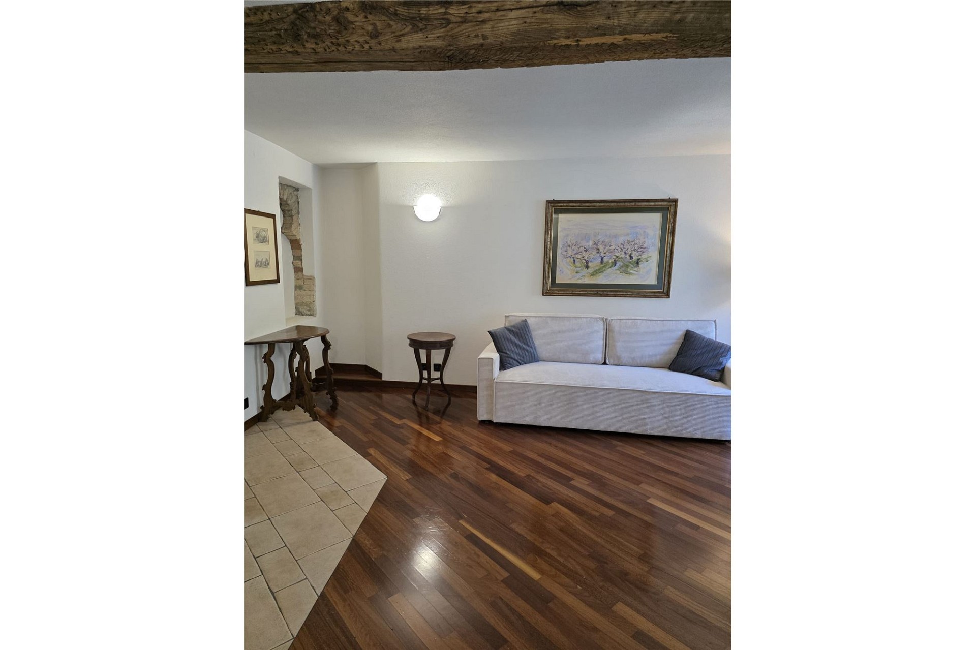 Gemütliches Wohnzimmer mit Holzbalken