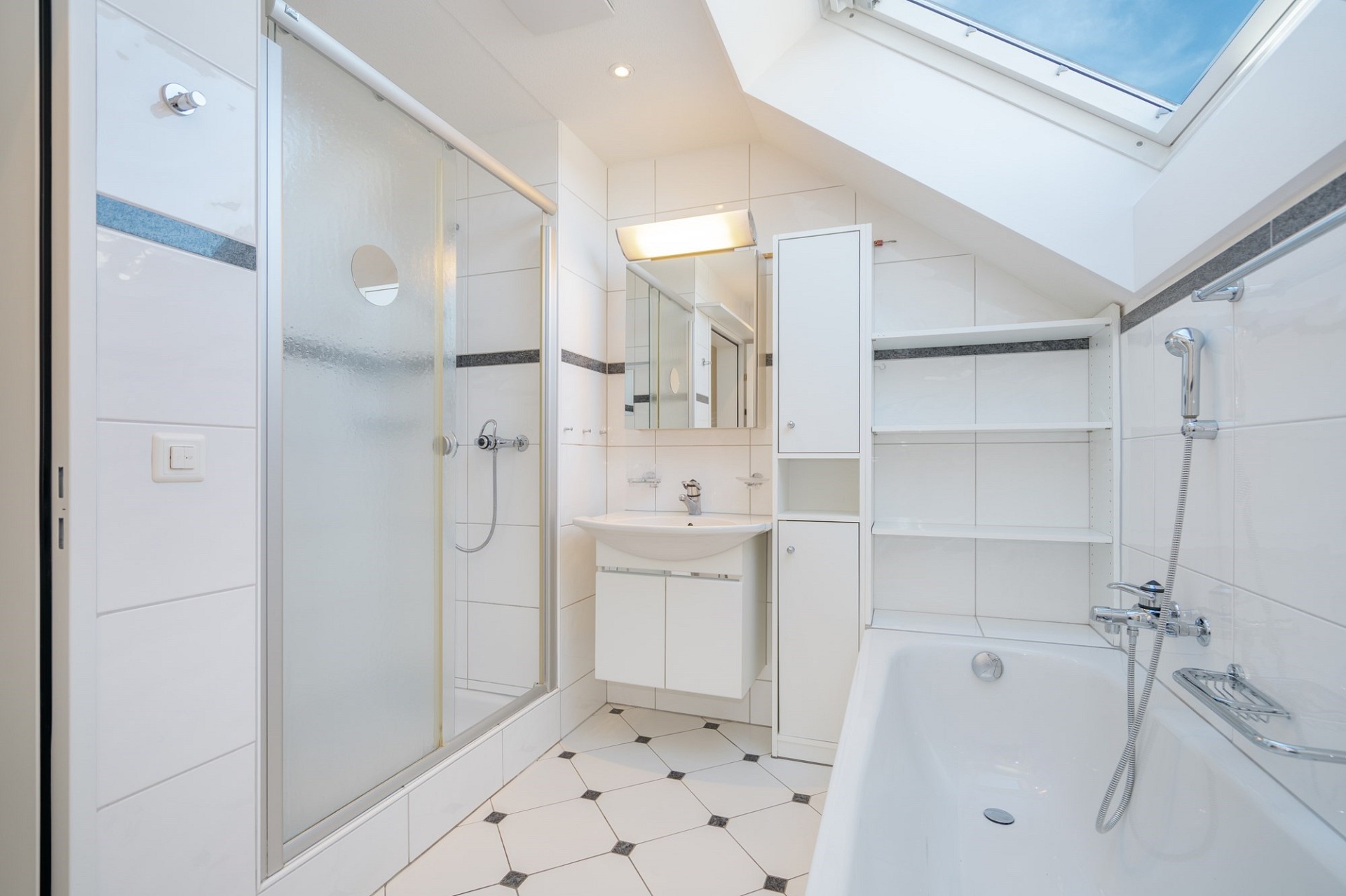 Helles Dachgeschossbad mit Badewanne und Dusche