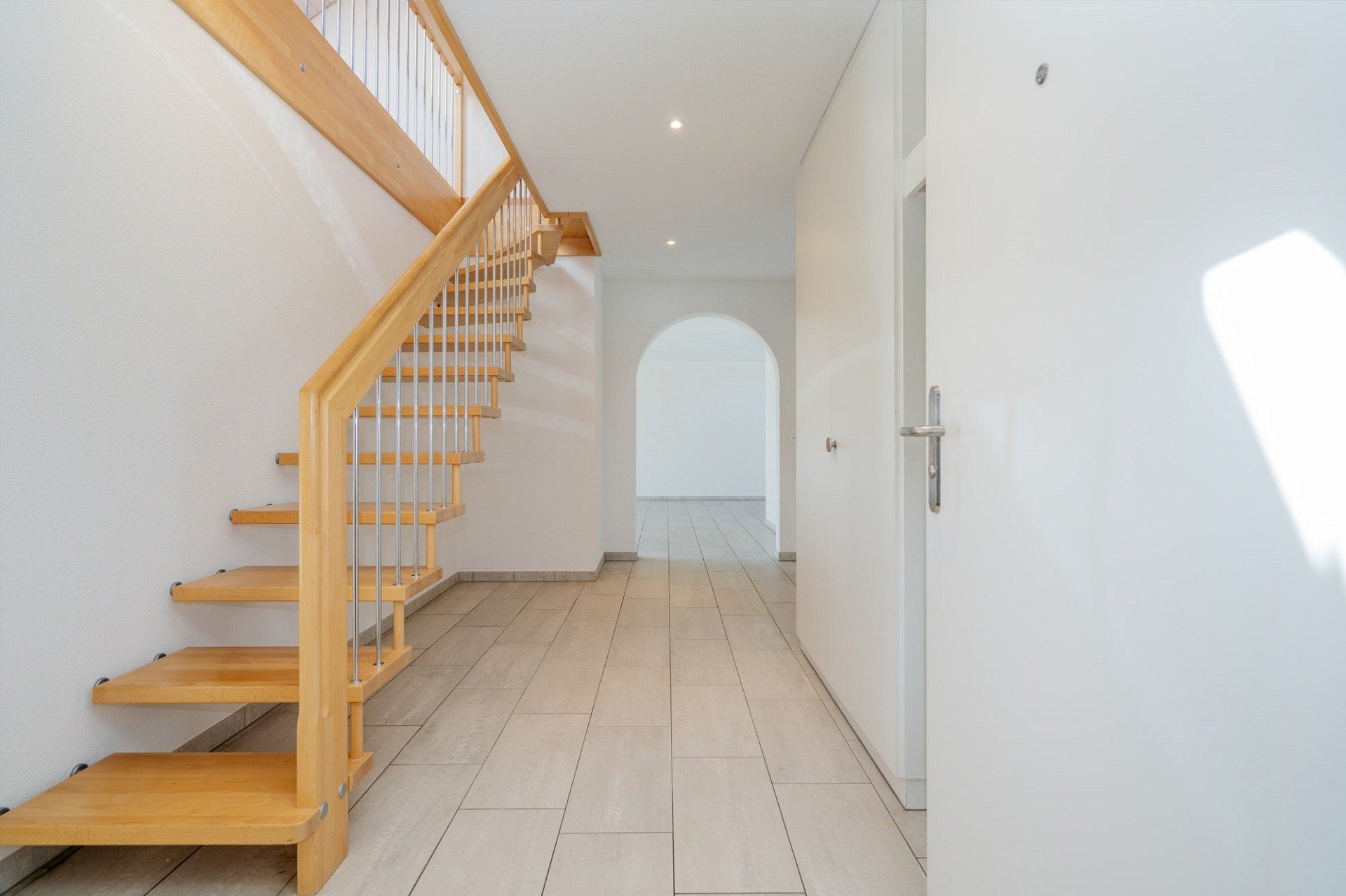 Heller Eingangsbereich mit Treppe