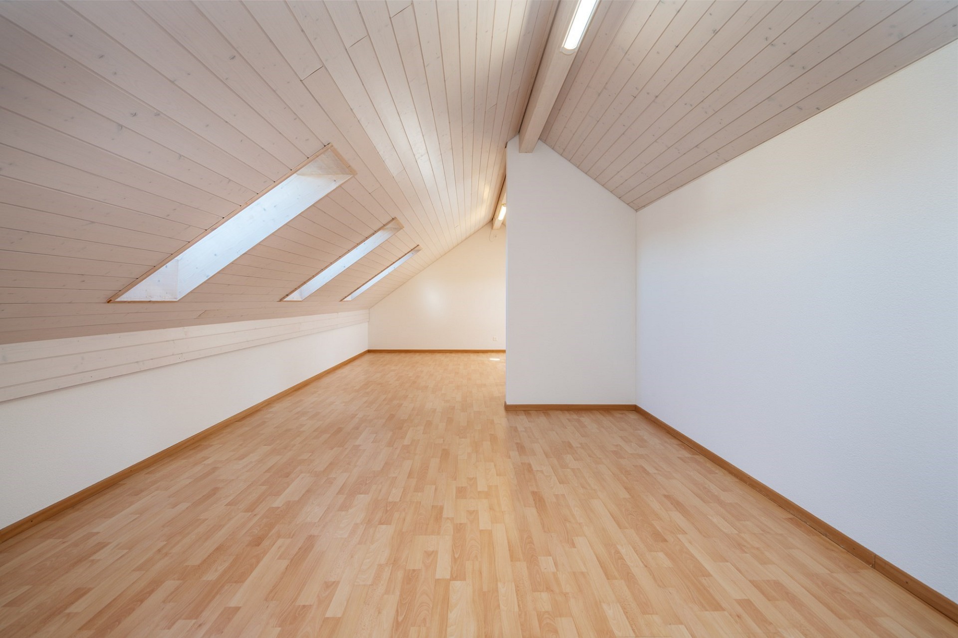 Dachgeschossraum mit Holzdecke und Dachfenstern