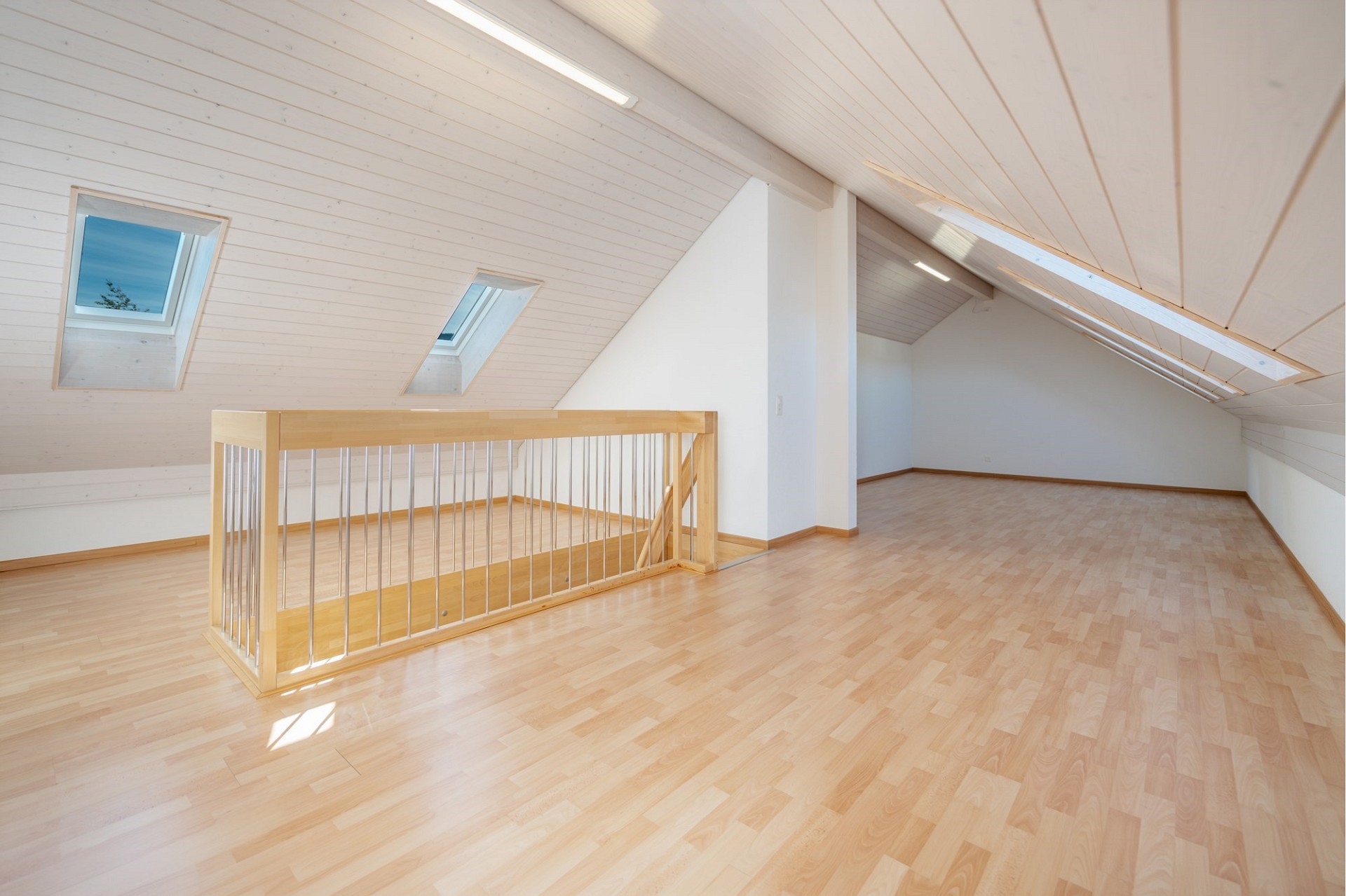 Heller Dachbodenraum mit Galeriebereich