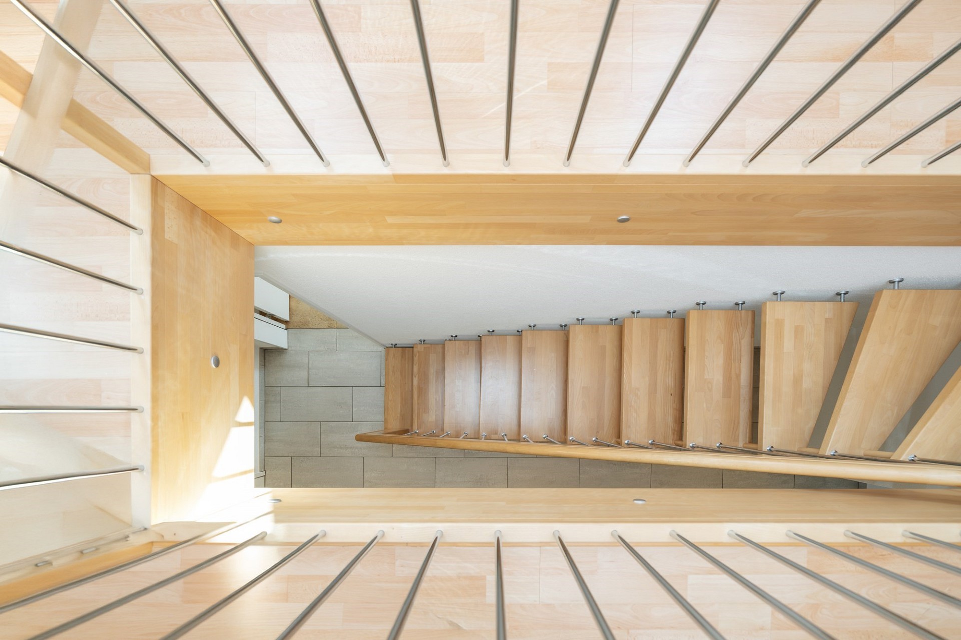 Spindeltreppe mit Holz und Metall