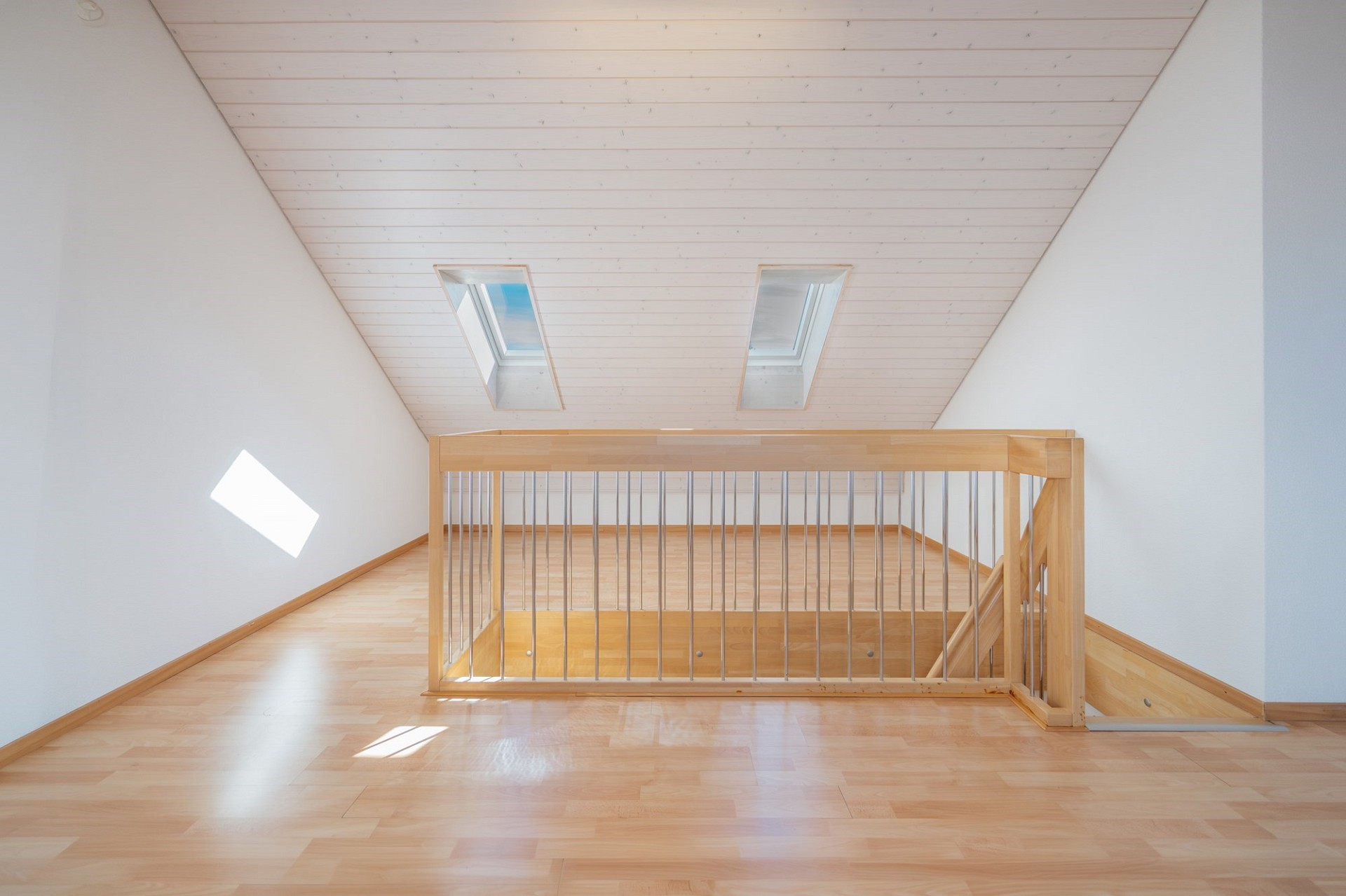 Heller Dachboden-/Galerieraum mit Treppe