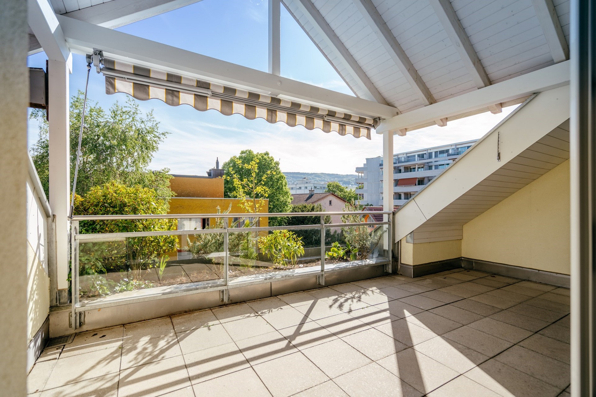 Überdachter Balkon mit Blick ins Grüne