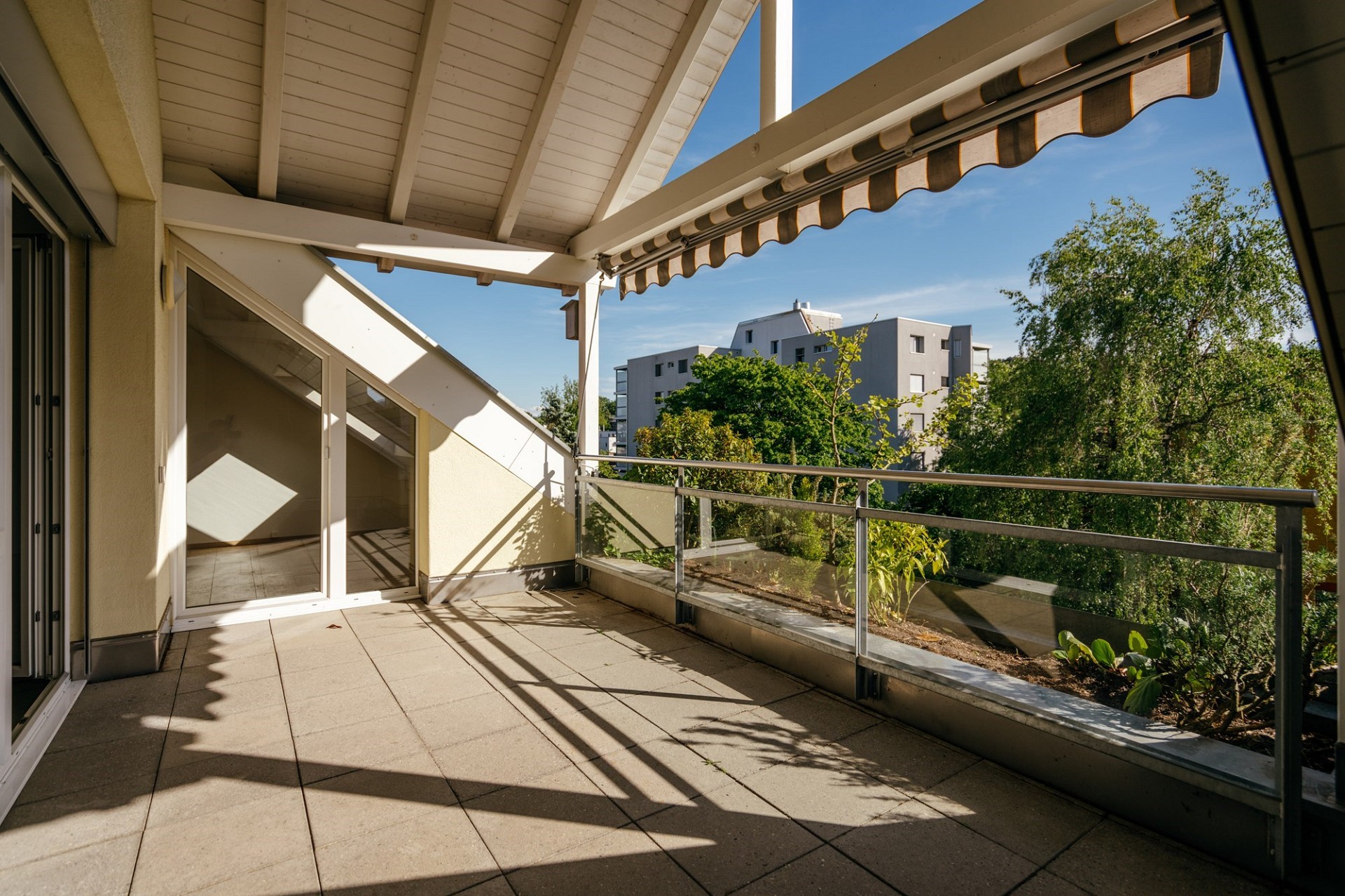 Großzügige Terrasse mit Blick ins Grüne