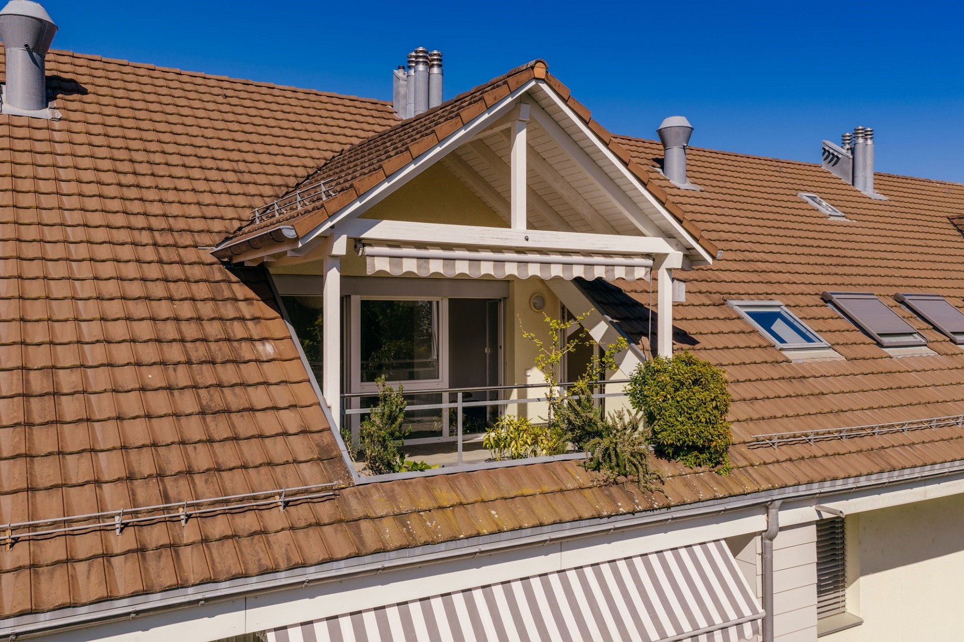 Dachgeschoss mit Balkon und Markise