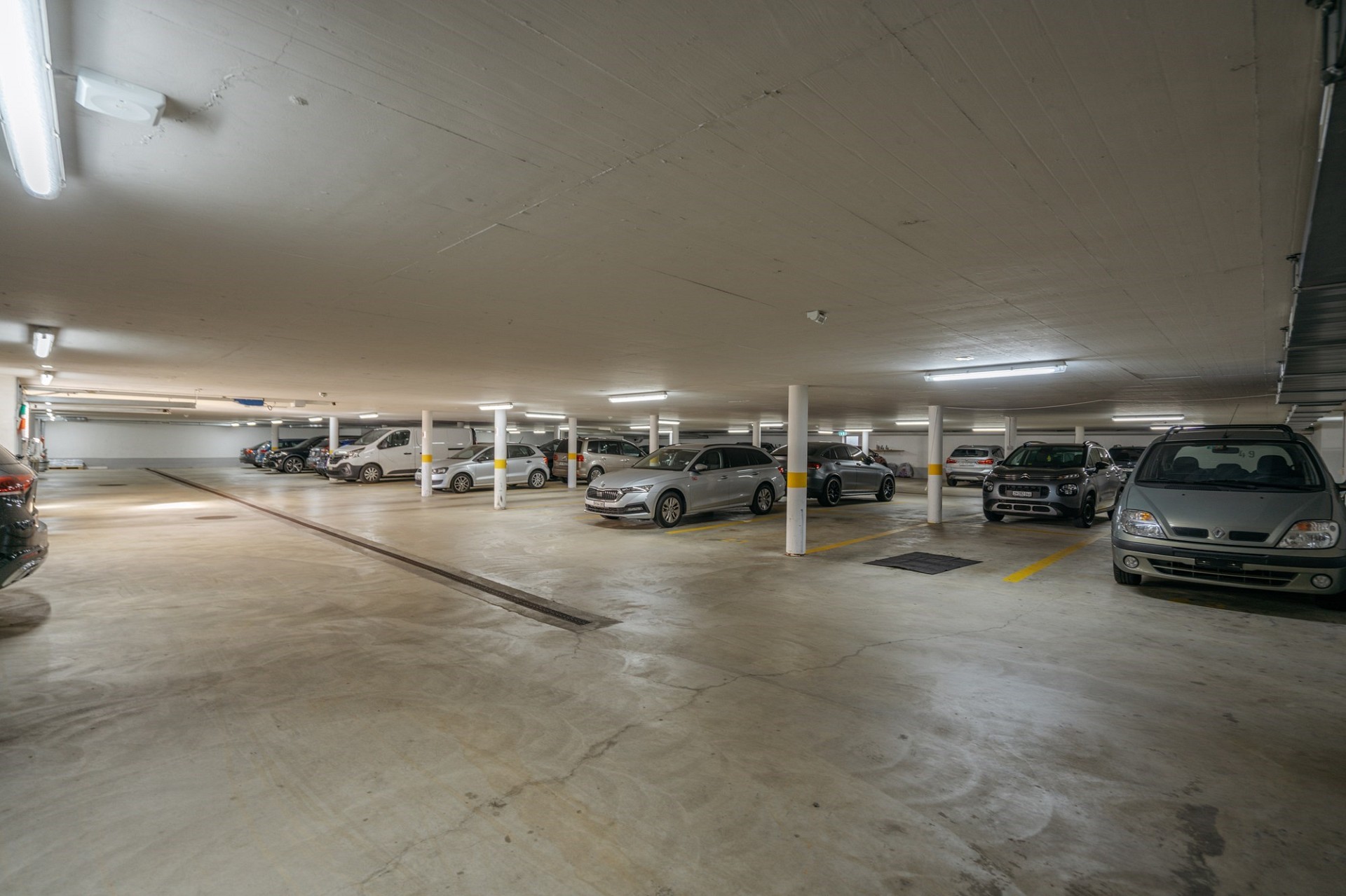 Tiefgarage mit mehreren geparkten Fahrzeugen