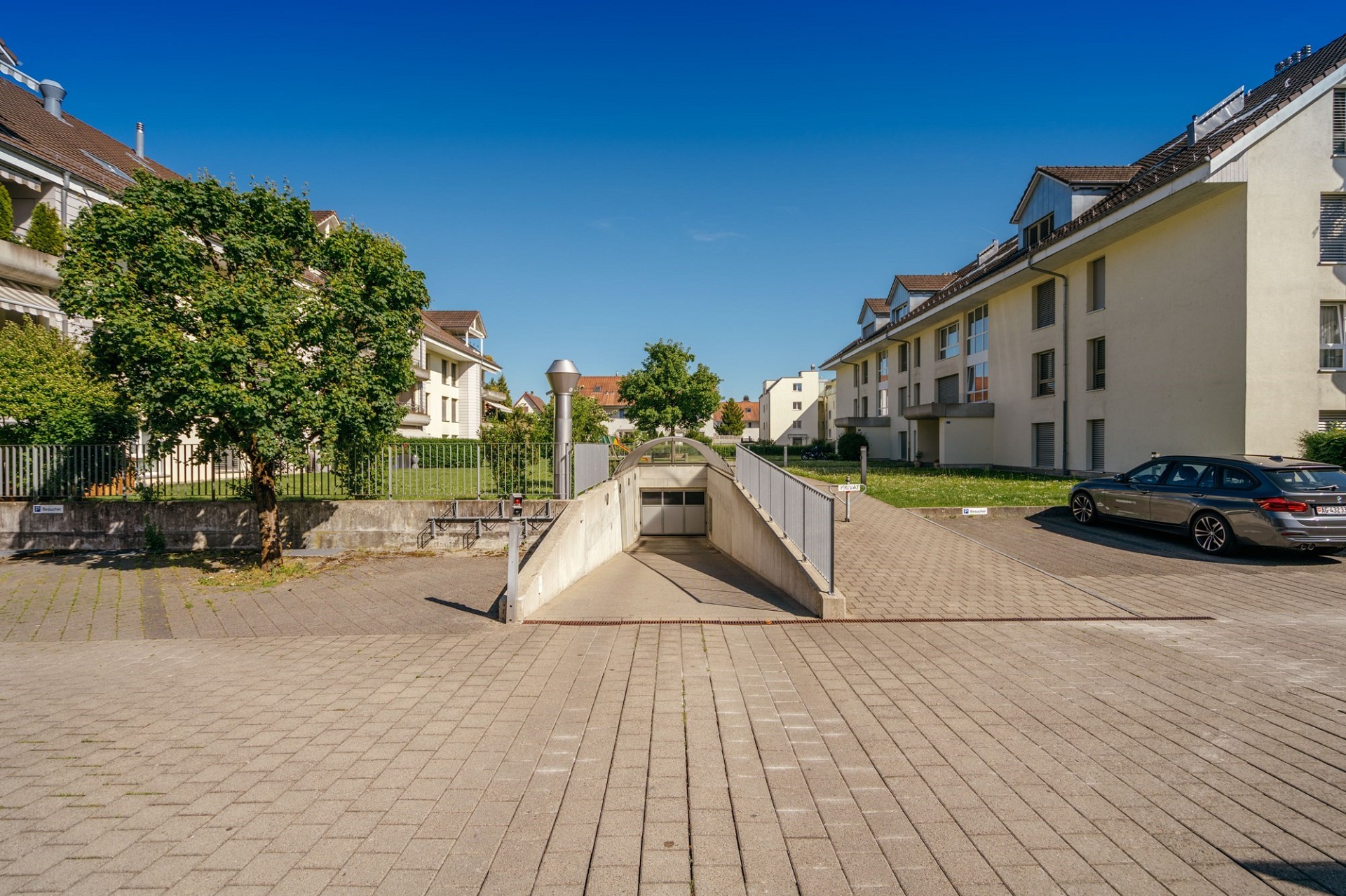 Wohnanlage mit Tiefgaragenzufahrt