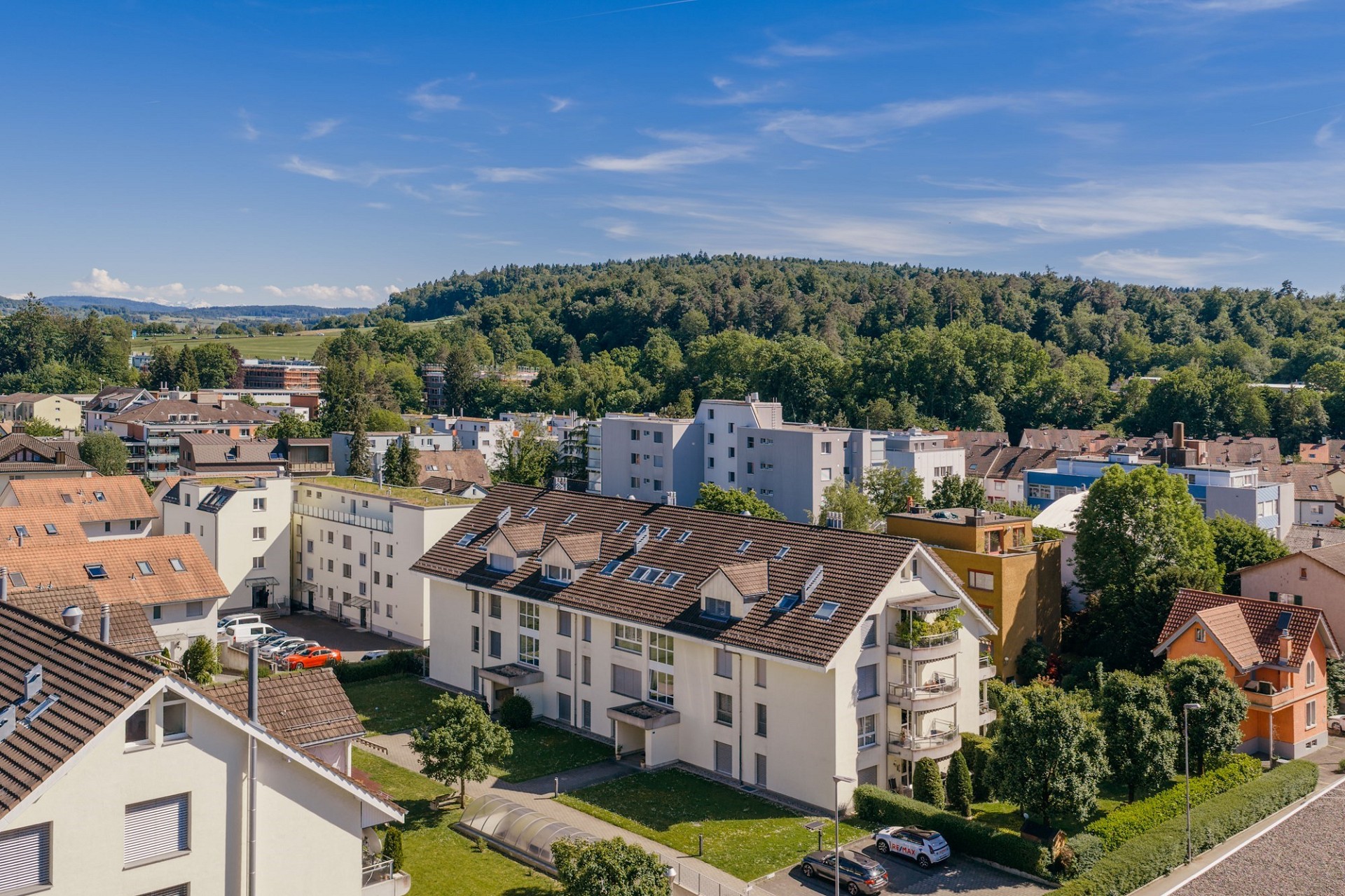 Stadtteil mit Wohngebäuden und Grünblick