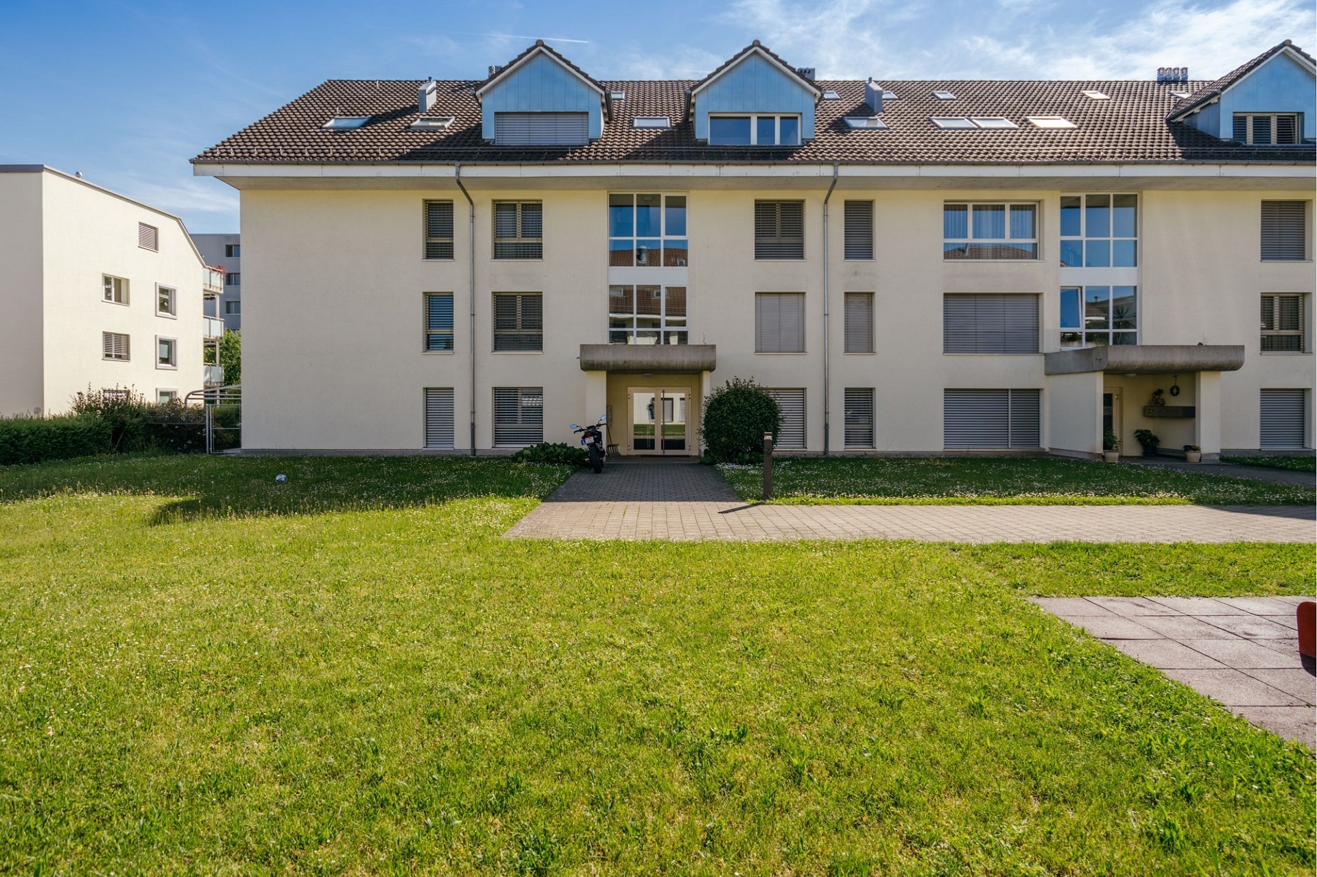 Mehrfamilienhaus mit begrüntem Vorgarten