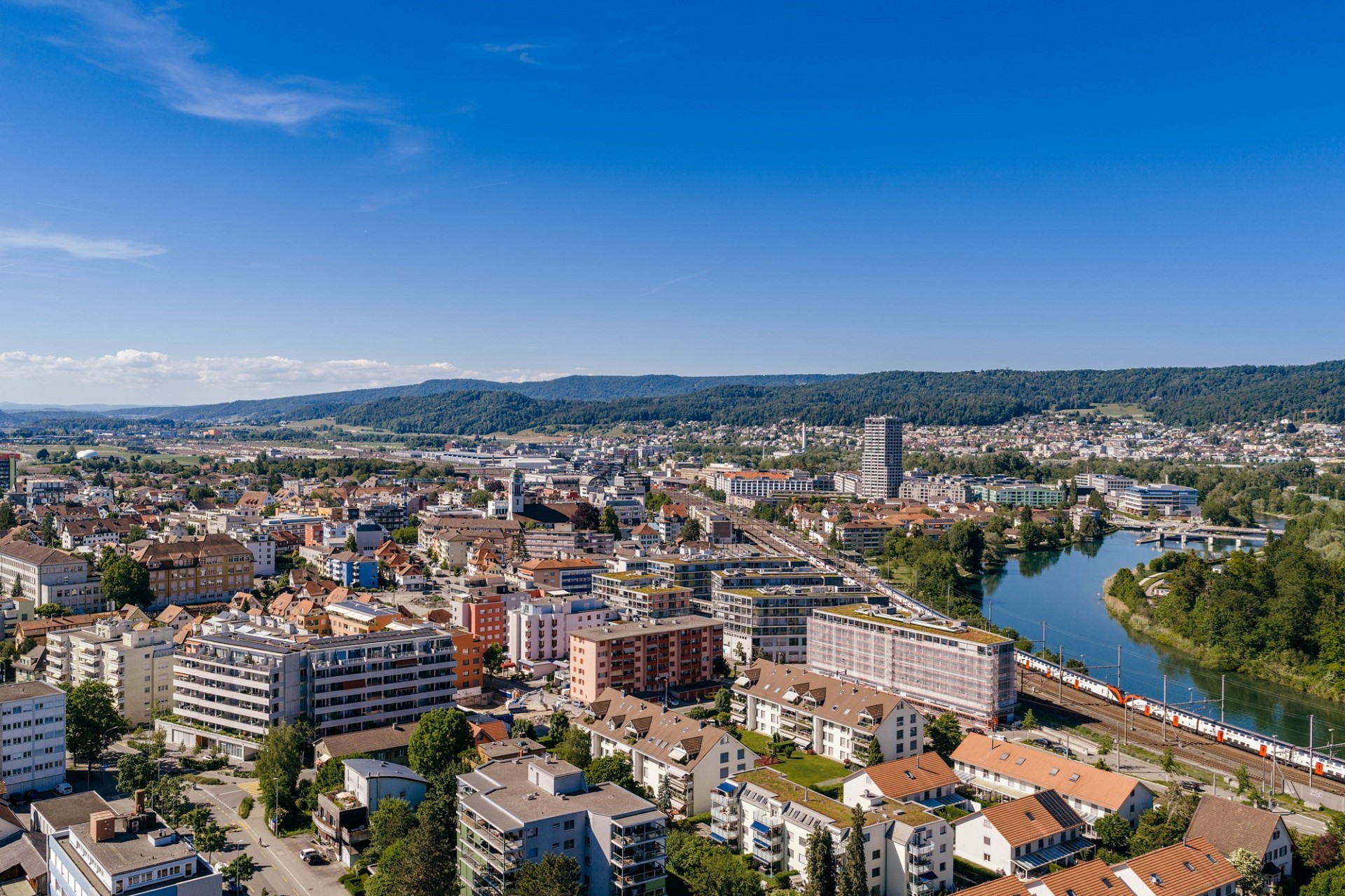 Stadtpanorama mit Fluss und Bergen