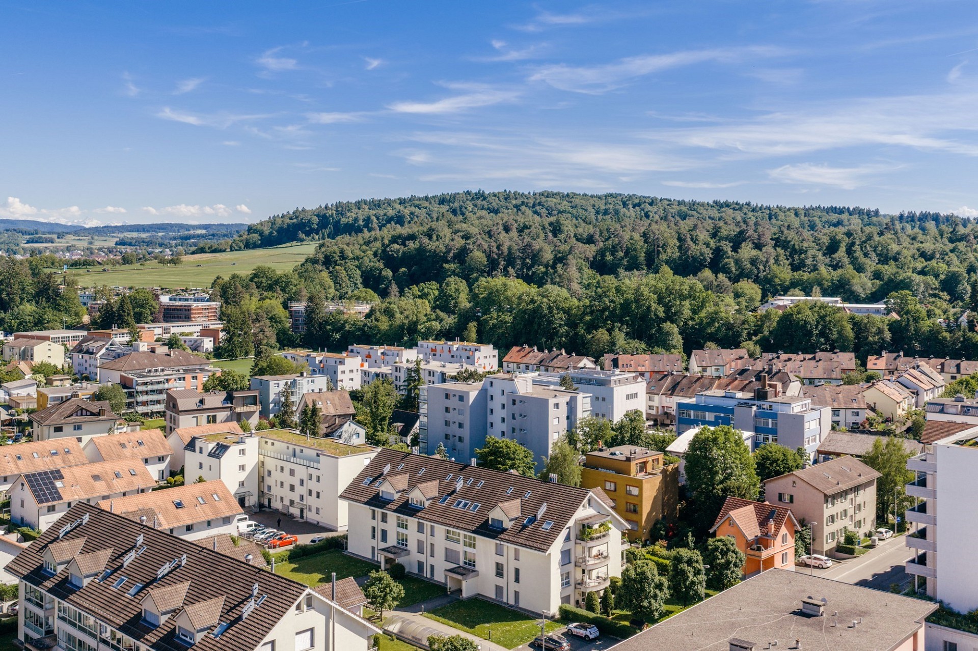 Stadt- und Landschaftsblick von oben
