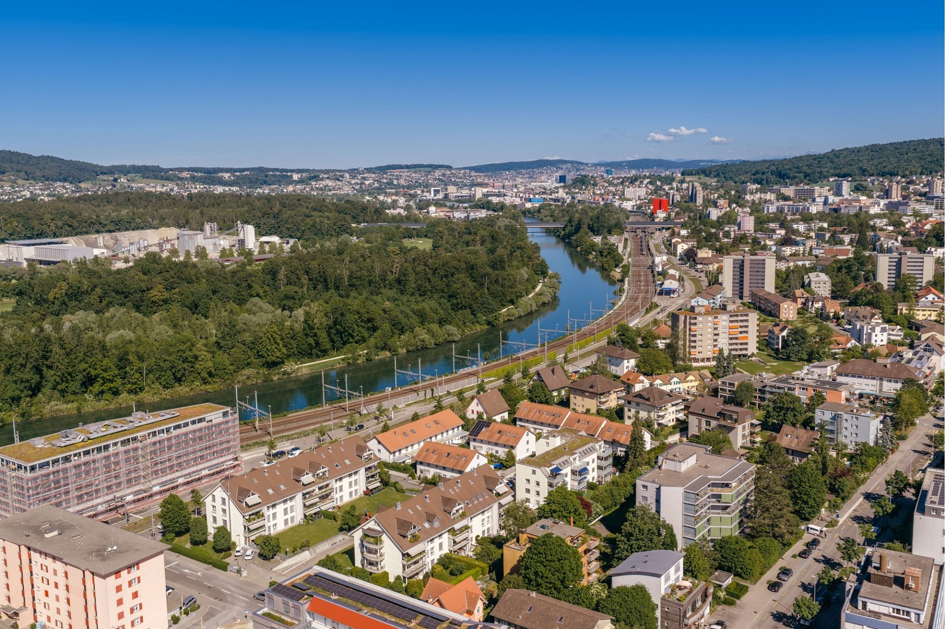 Luftaufnahme einer Stadt am Fluss