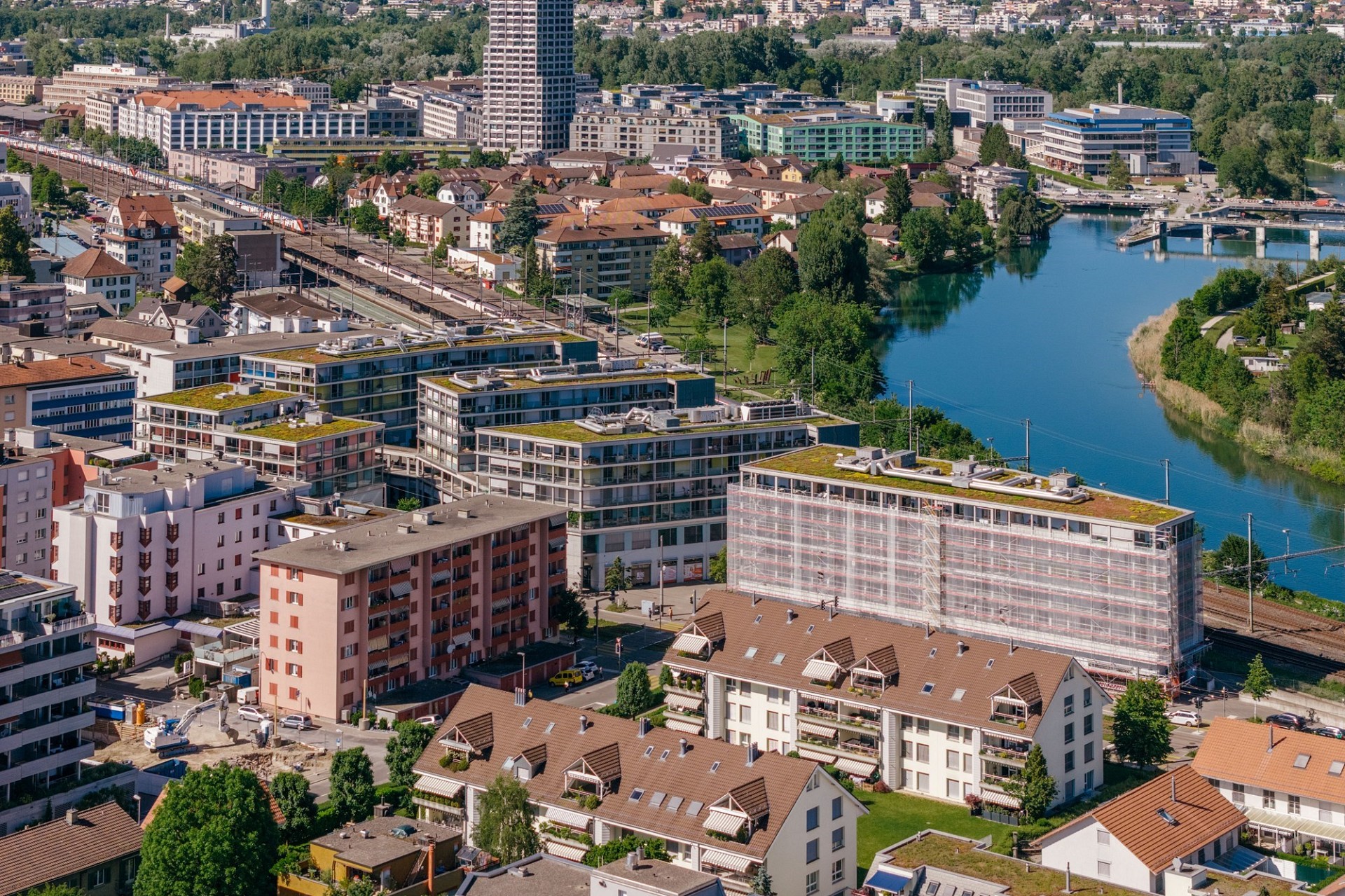 Luftaufnahme einer städtischen Uferlage