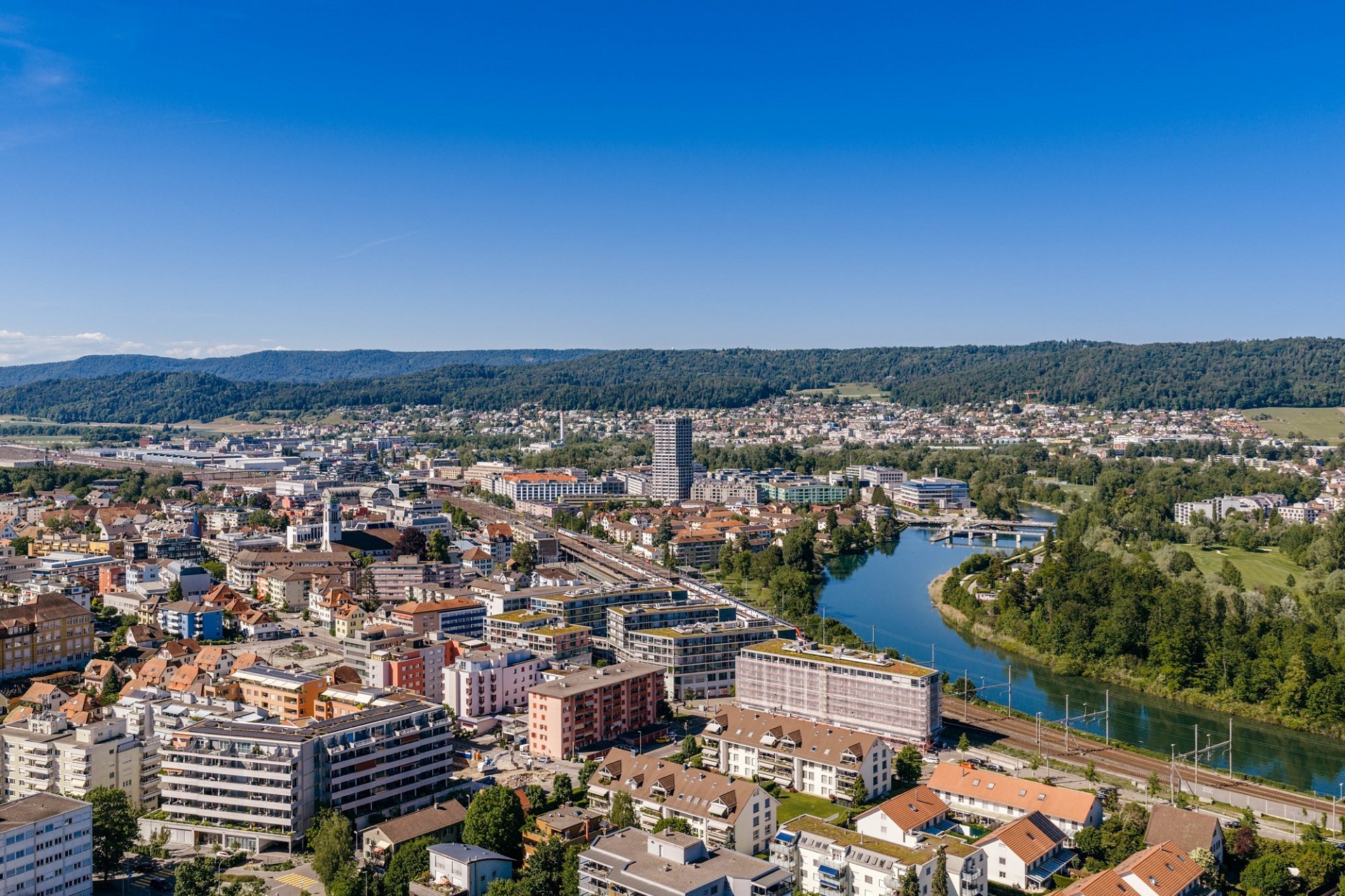 Stadtpanorama mit Fluss und Hügeln
