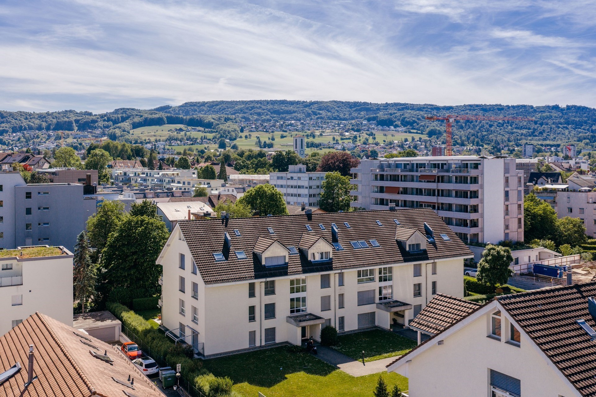 Stadt- und Hügellandschaft mit Wohngebäuden