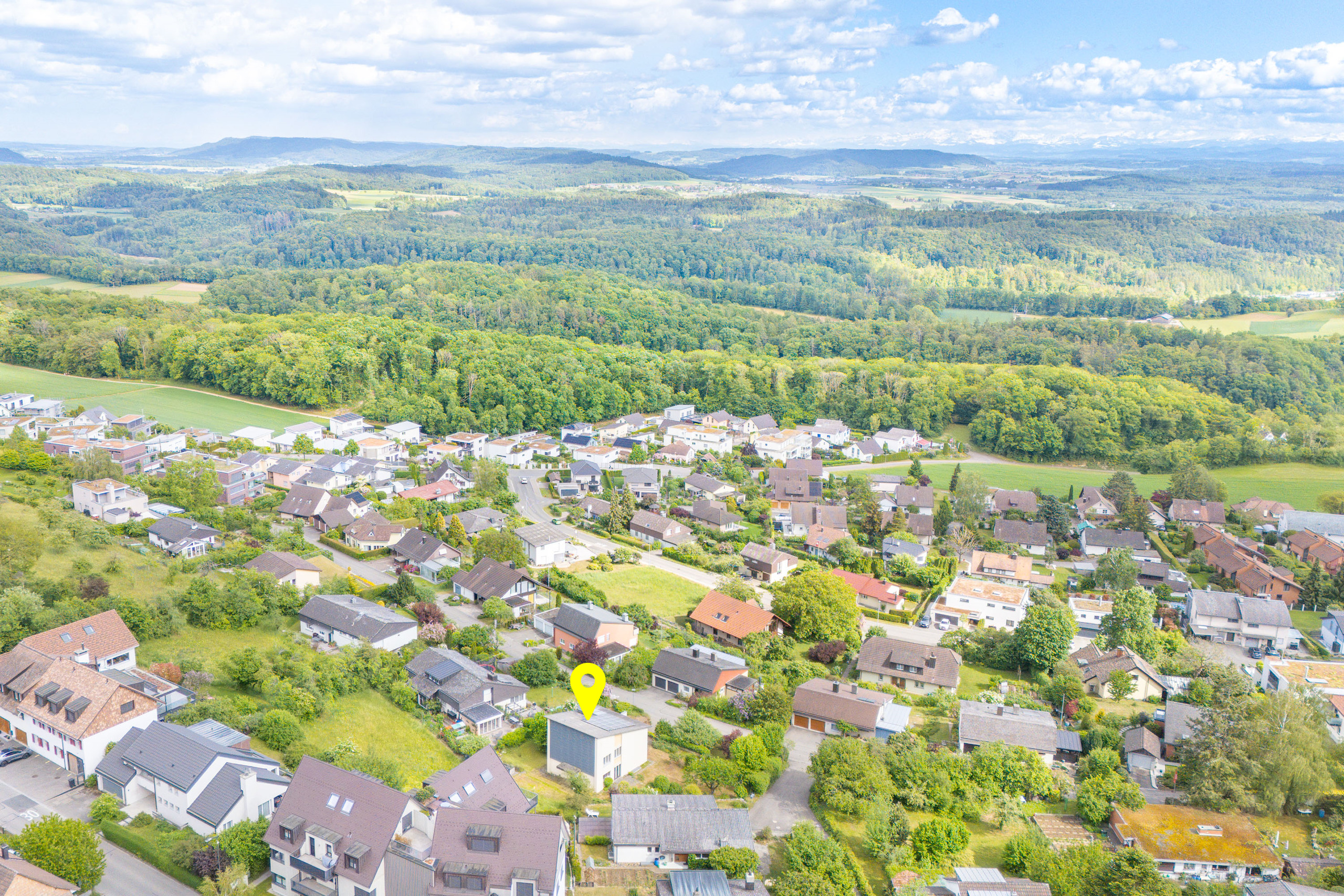 Luftaufnahme eines Wohngebiets in Hanglage