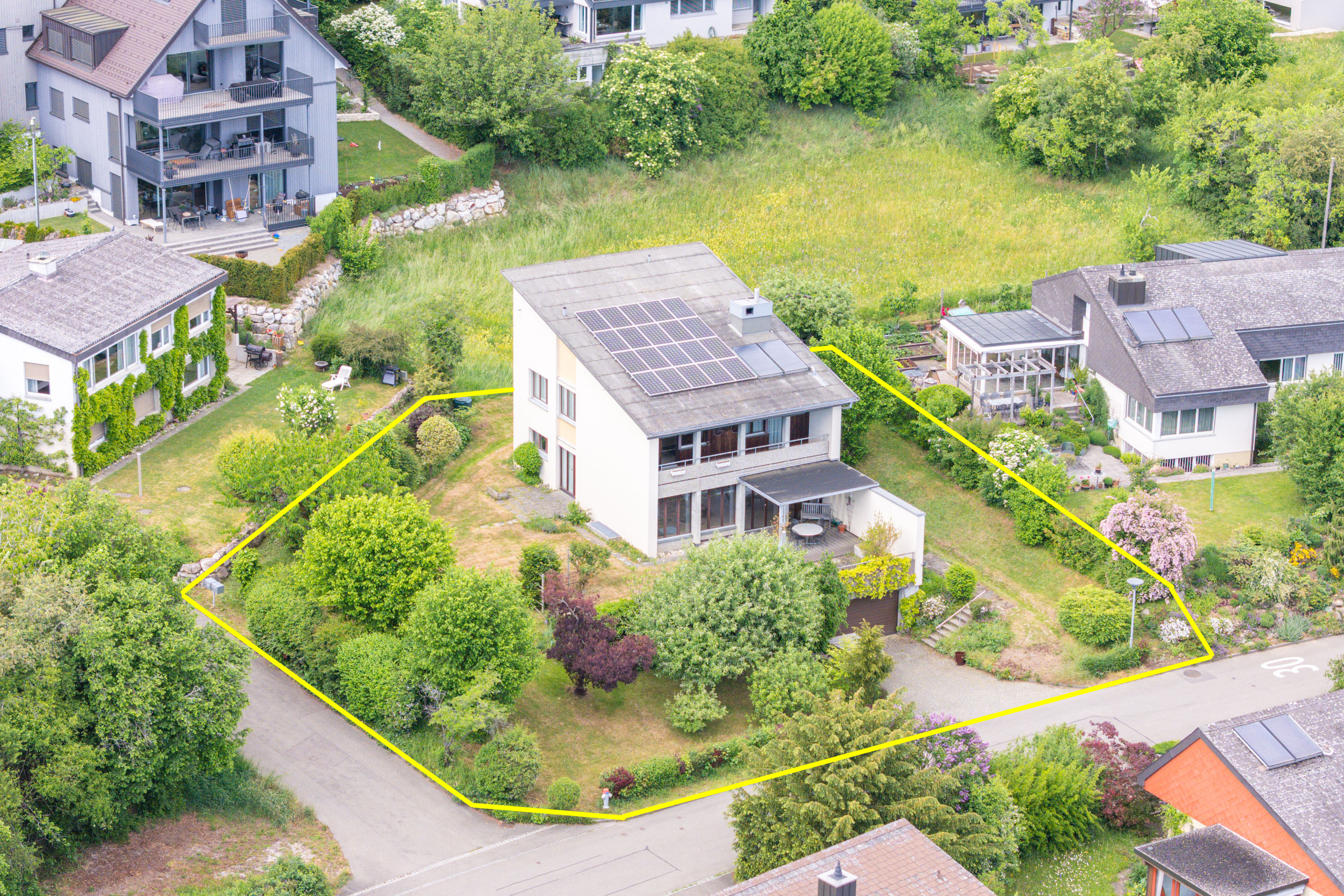Luftaufnahme eines Wohngrundstücks mit Haus und Garten