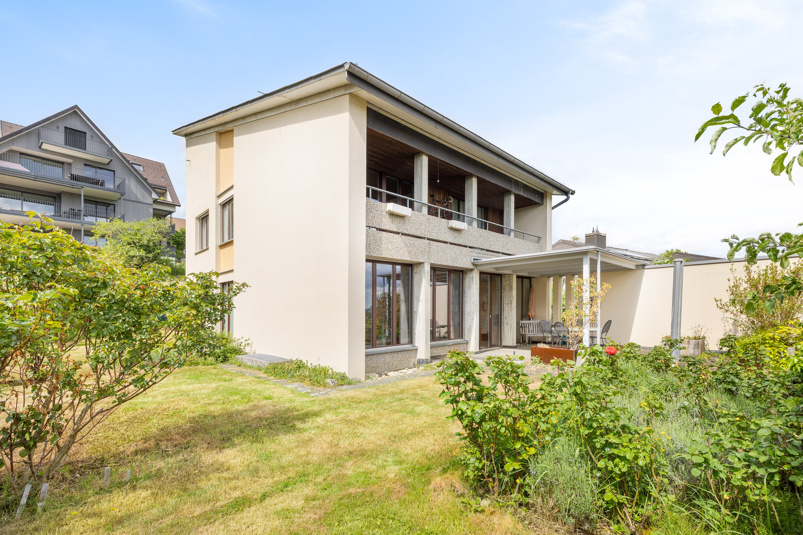 Wohnhaus mit Garten und Terrasse