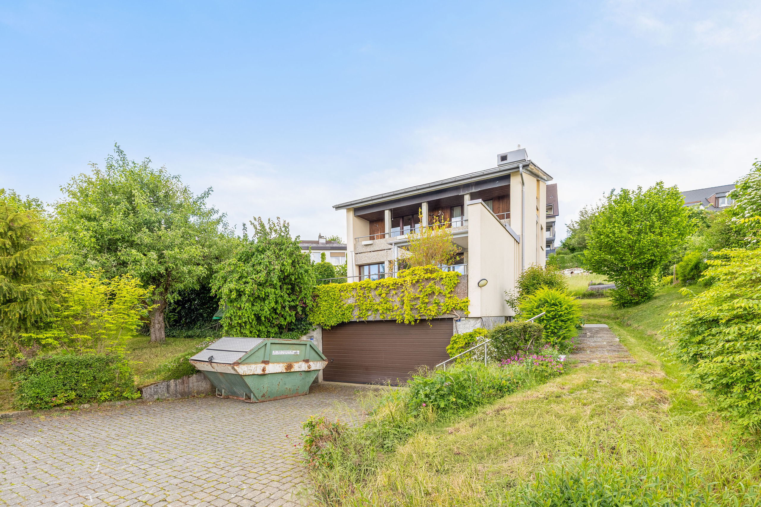 Wohnhaus mit Garten und Zufahrt