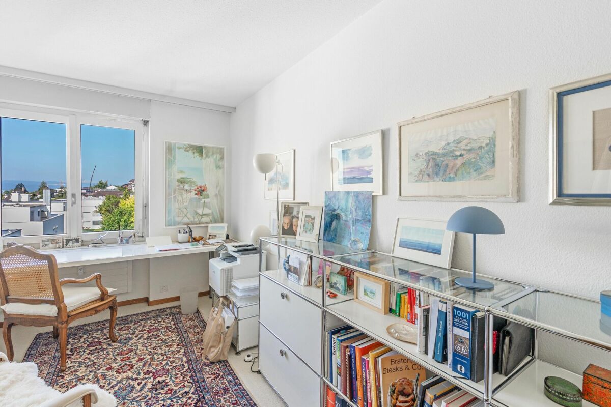 Helles Arbeitszimmer mit Meerblick