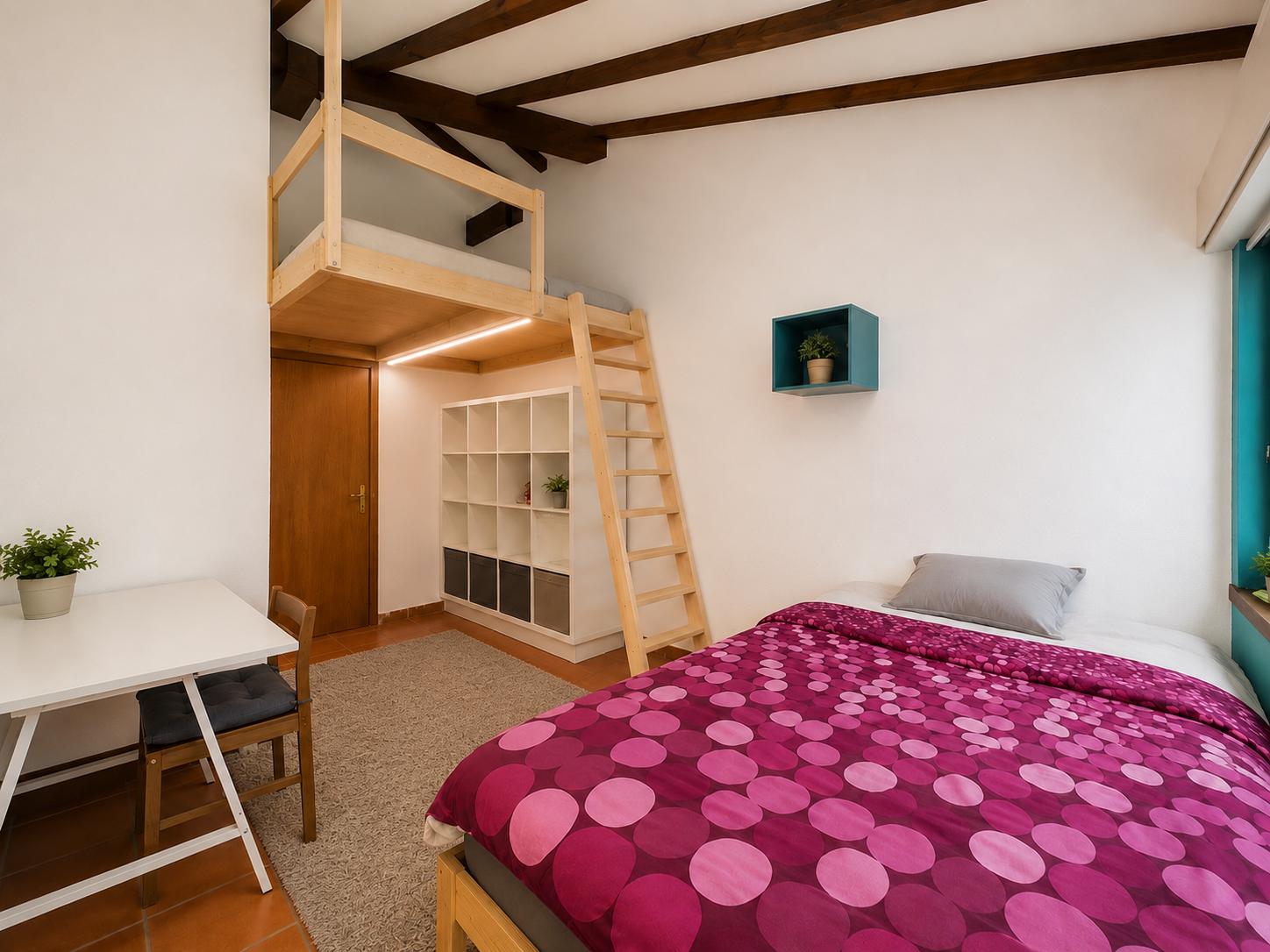 Schlafzimmer mit Hochbett und Arbeitsbereich