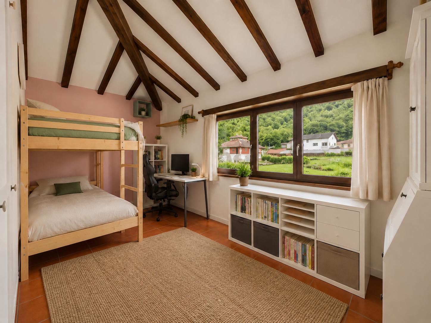 Helles Kinderzimmer mit Hochbett und Arbeitsplatz