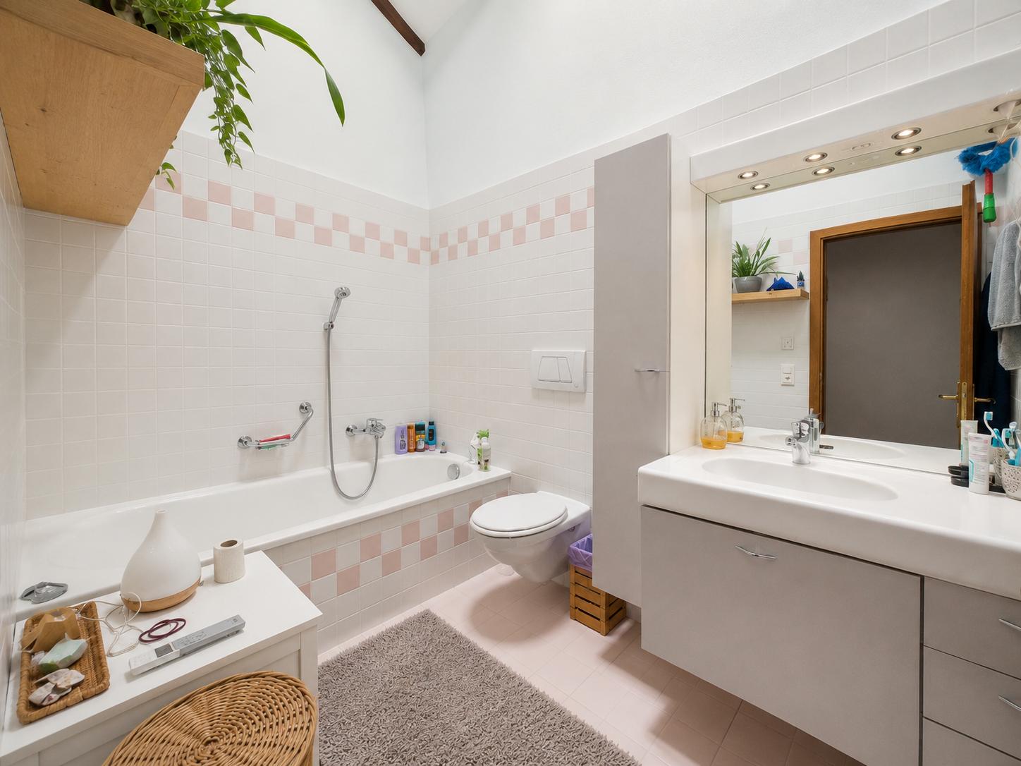 Helles Badezimmer mit Badewanne und Waschtisch