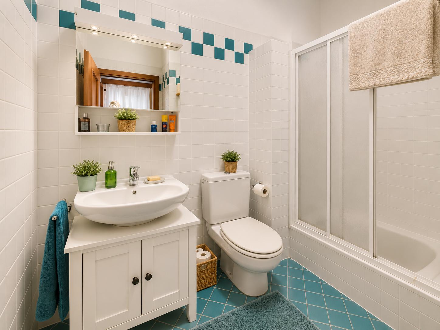 Helles Badezimmer mit Badewanne, Dusche und Waschtisch